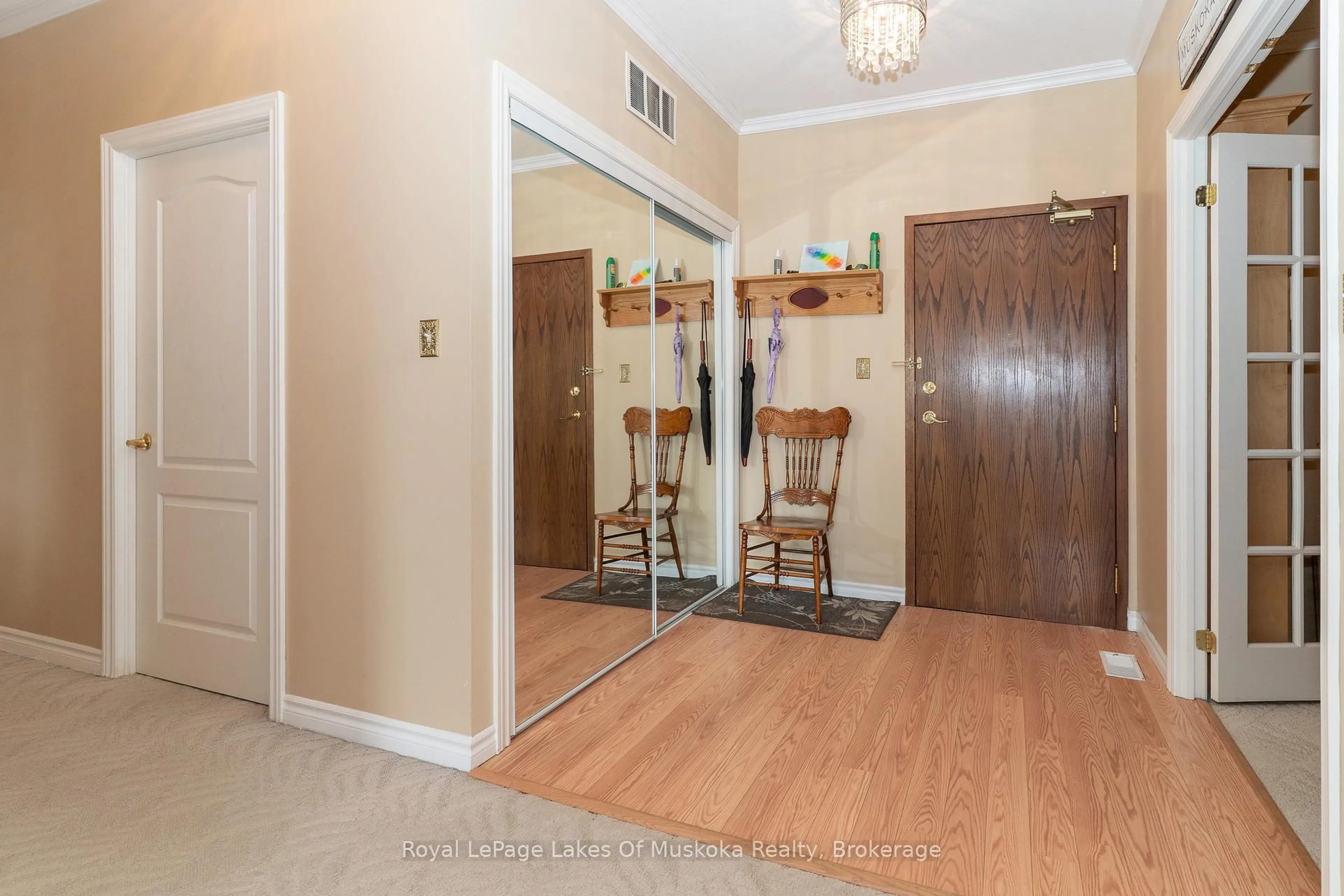 Indoor entryway for 24 Ontario St #403, Bracebridge Ontario P1L 2H5