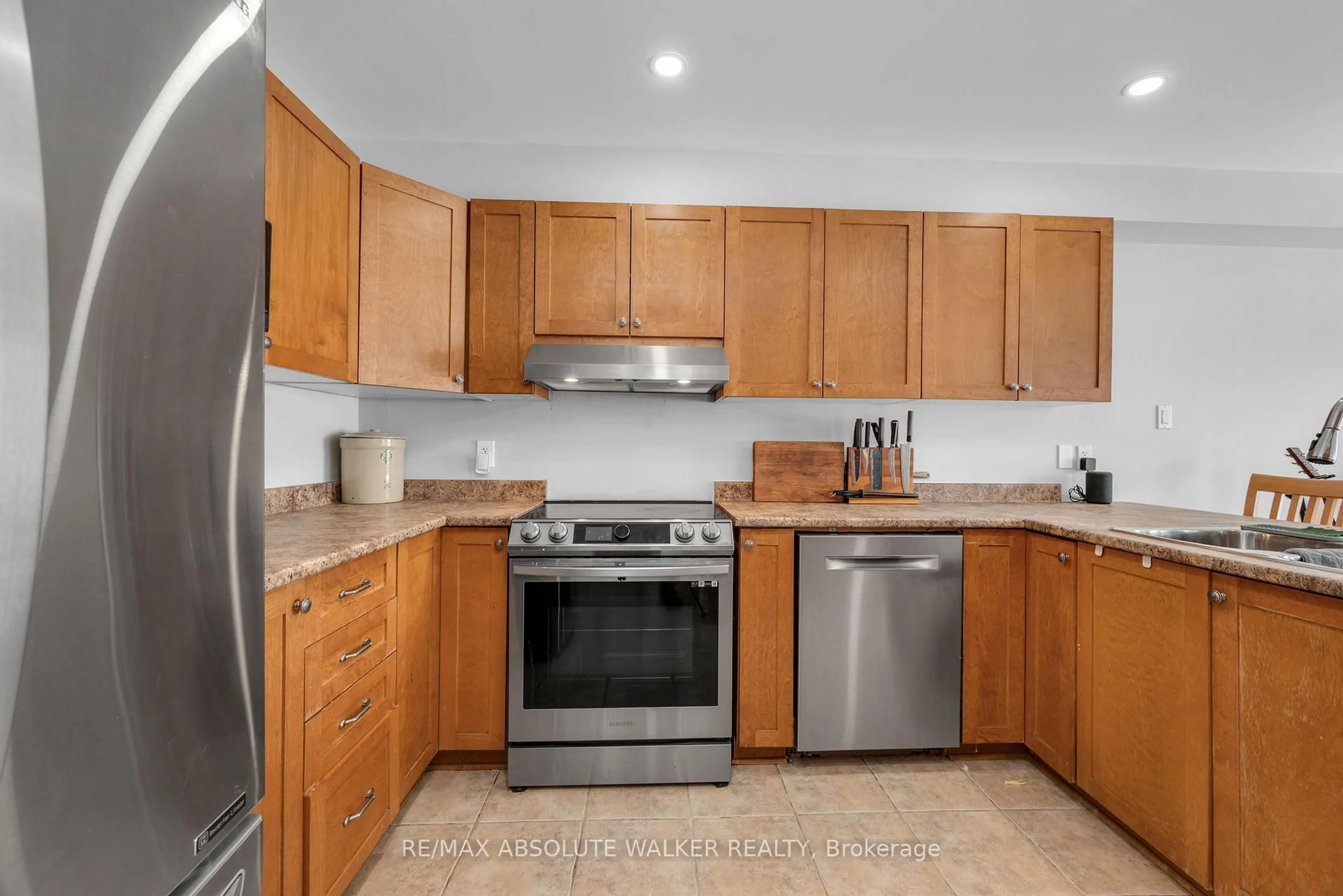 Standard kitchen, unknown for 2351 Glandriel Cres, Orleans Ontario K4A 4S8