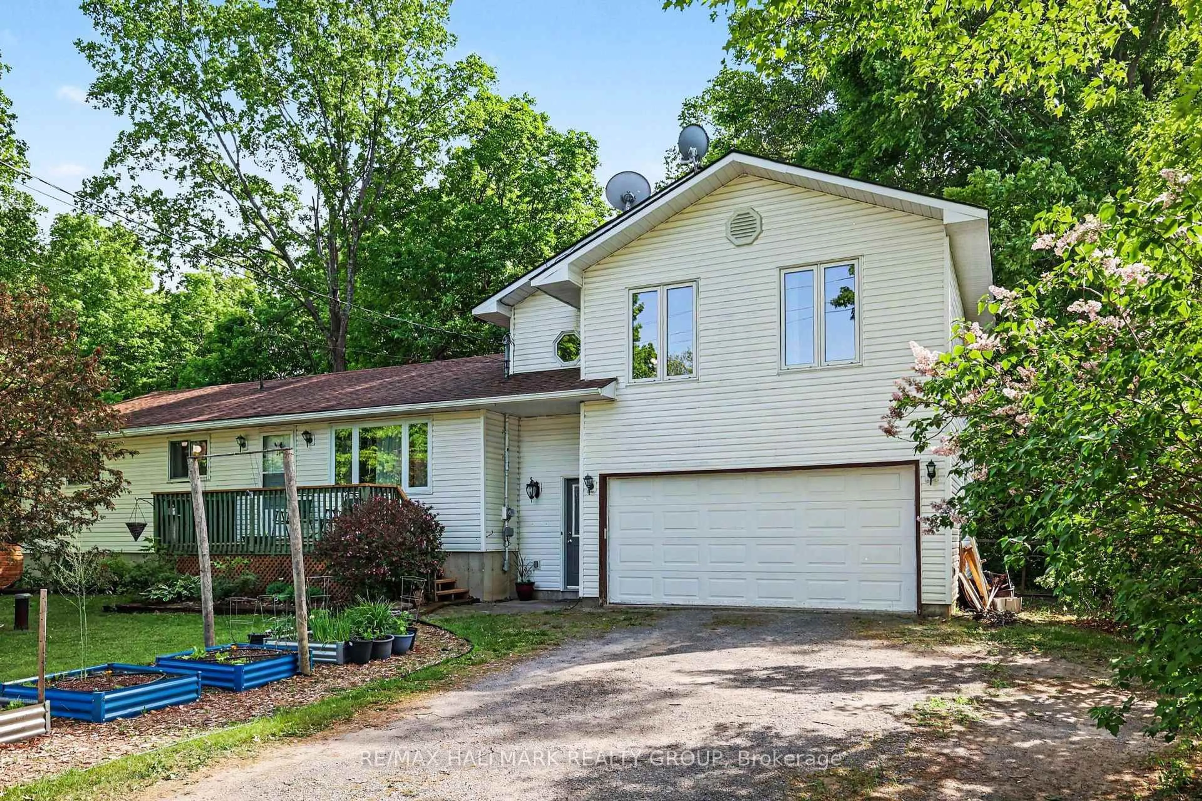 Home with vinyl exterior material, street for 471 CAMPBELL Dr, Arnprior Ontario K7S 3G8