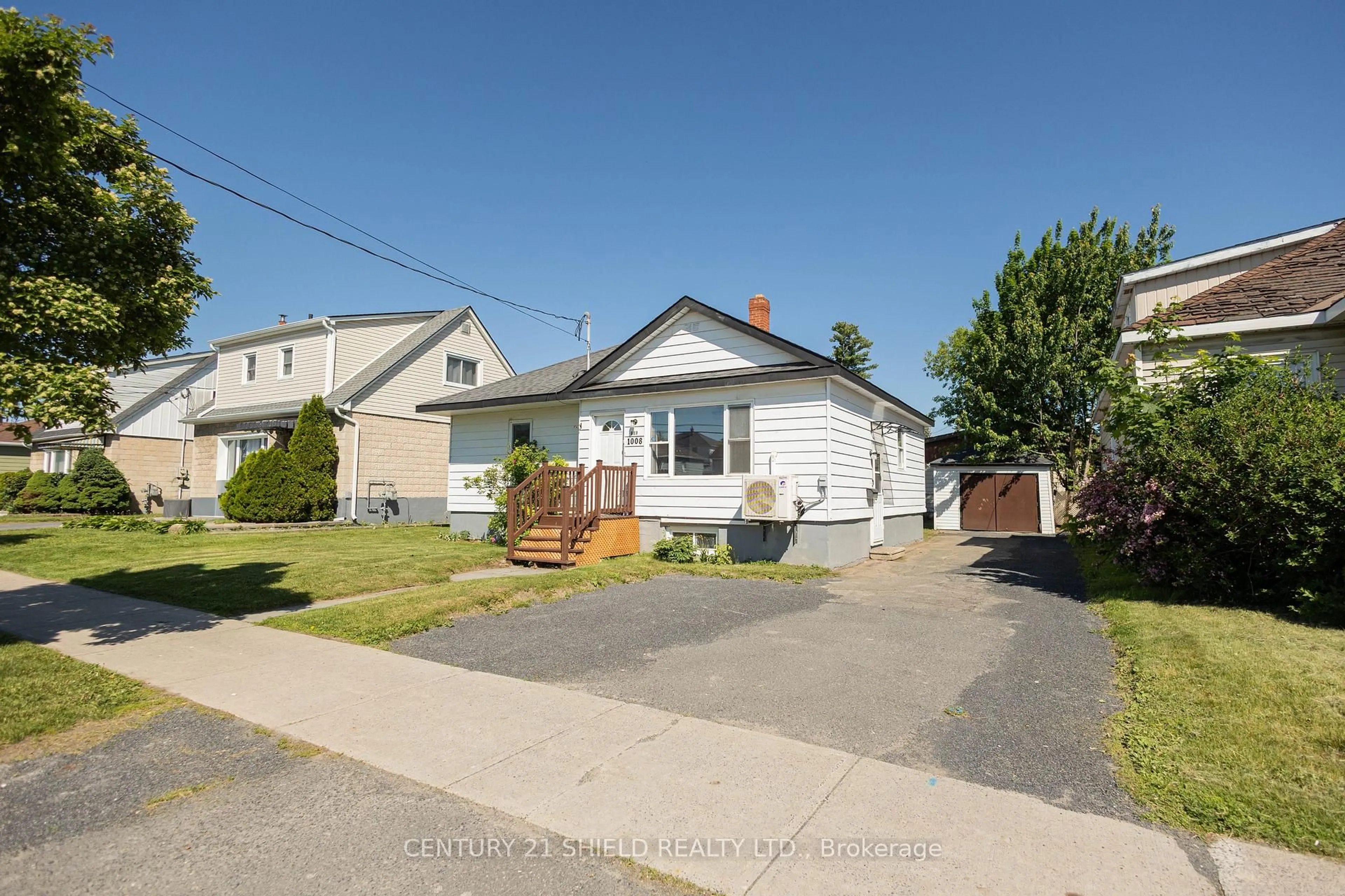 A pic from outside/outdoor area/front of a property/back of a property/a pic from drone, street for 1008 Second Street E. St, Cornwall Ontario K6H 2A9
