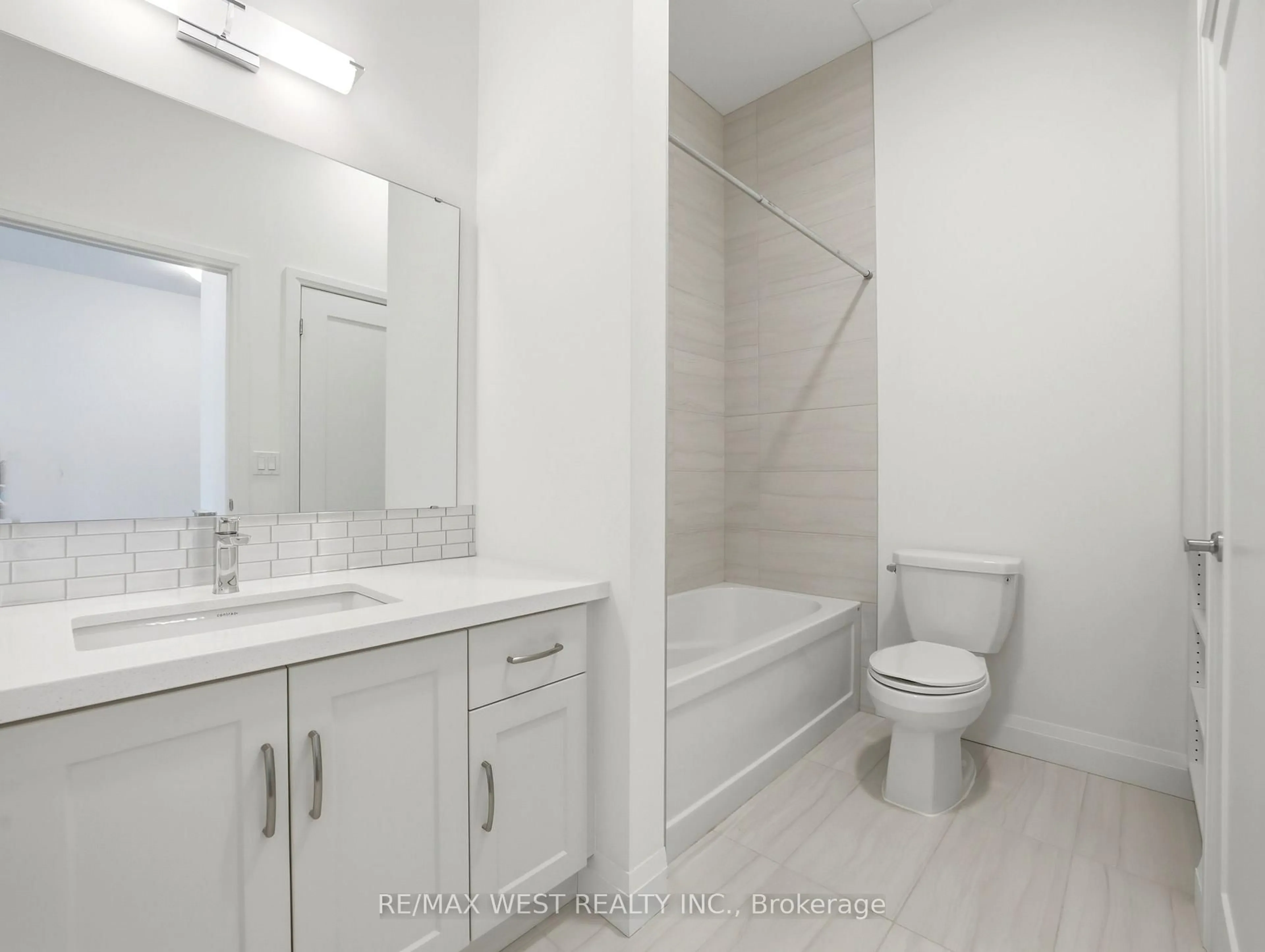 Standard bathroom, ceramic/tile floor for 30 Hamilton St #101, Hamilton Ontario L8B 1V8
