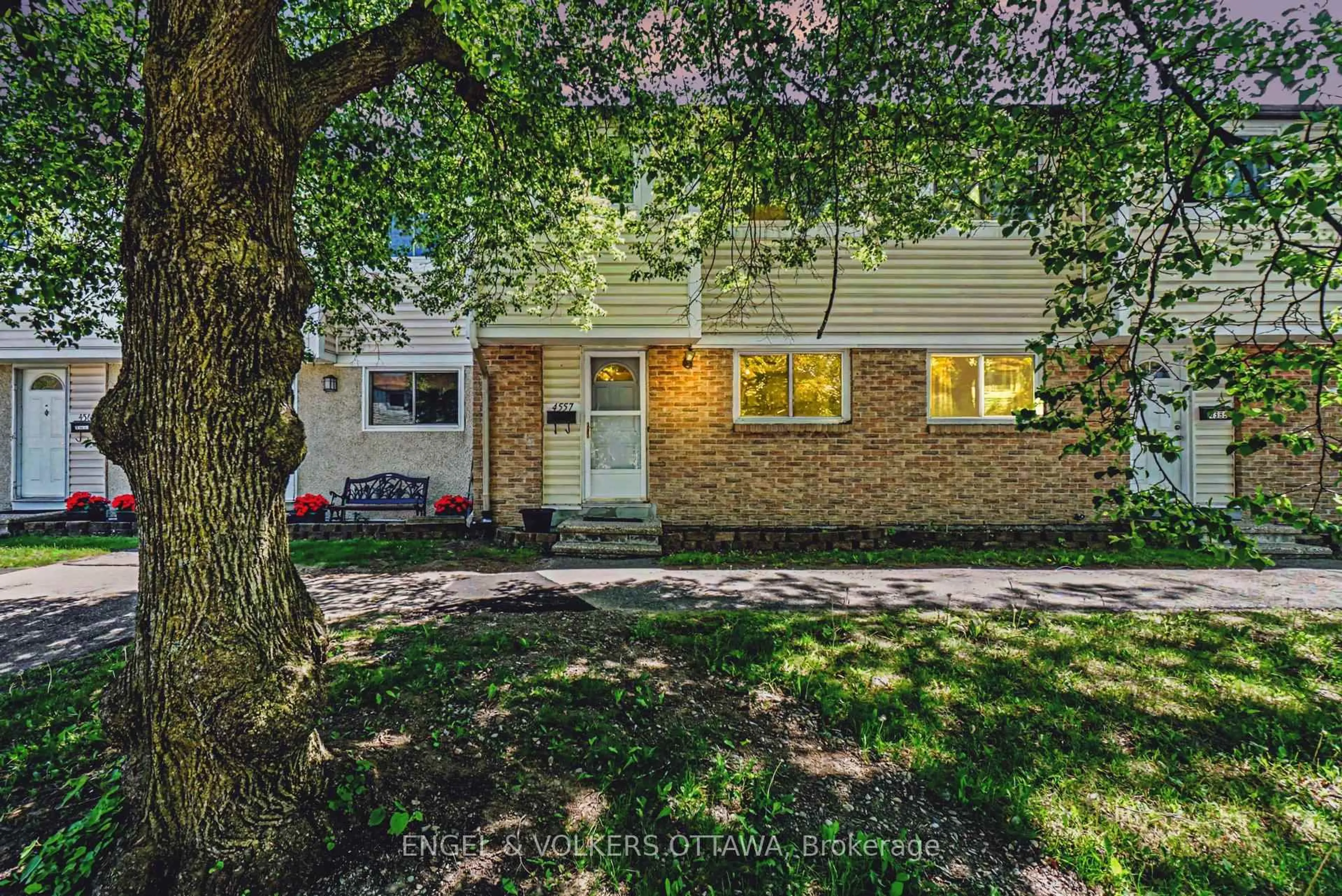 Unknown for 4557 Dora Cres, Ottawa Ontario K1J 8S5