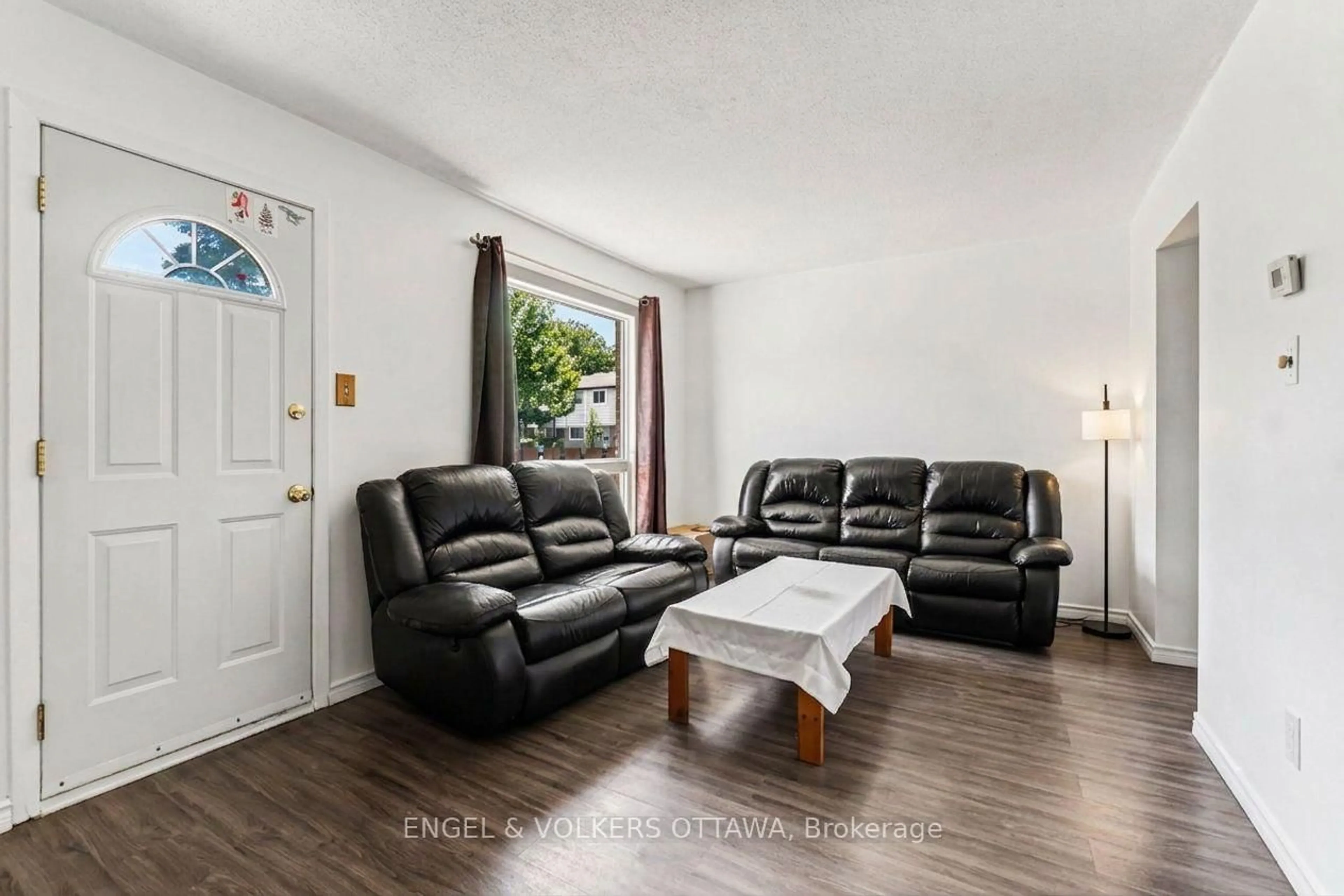 Living room with furniture, unknown for 4557 Dora Cres, Ottawa Ontario K1J 8S5