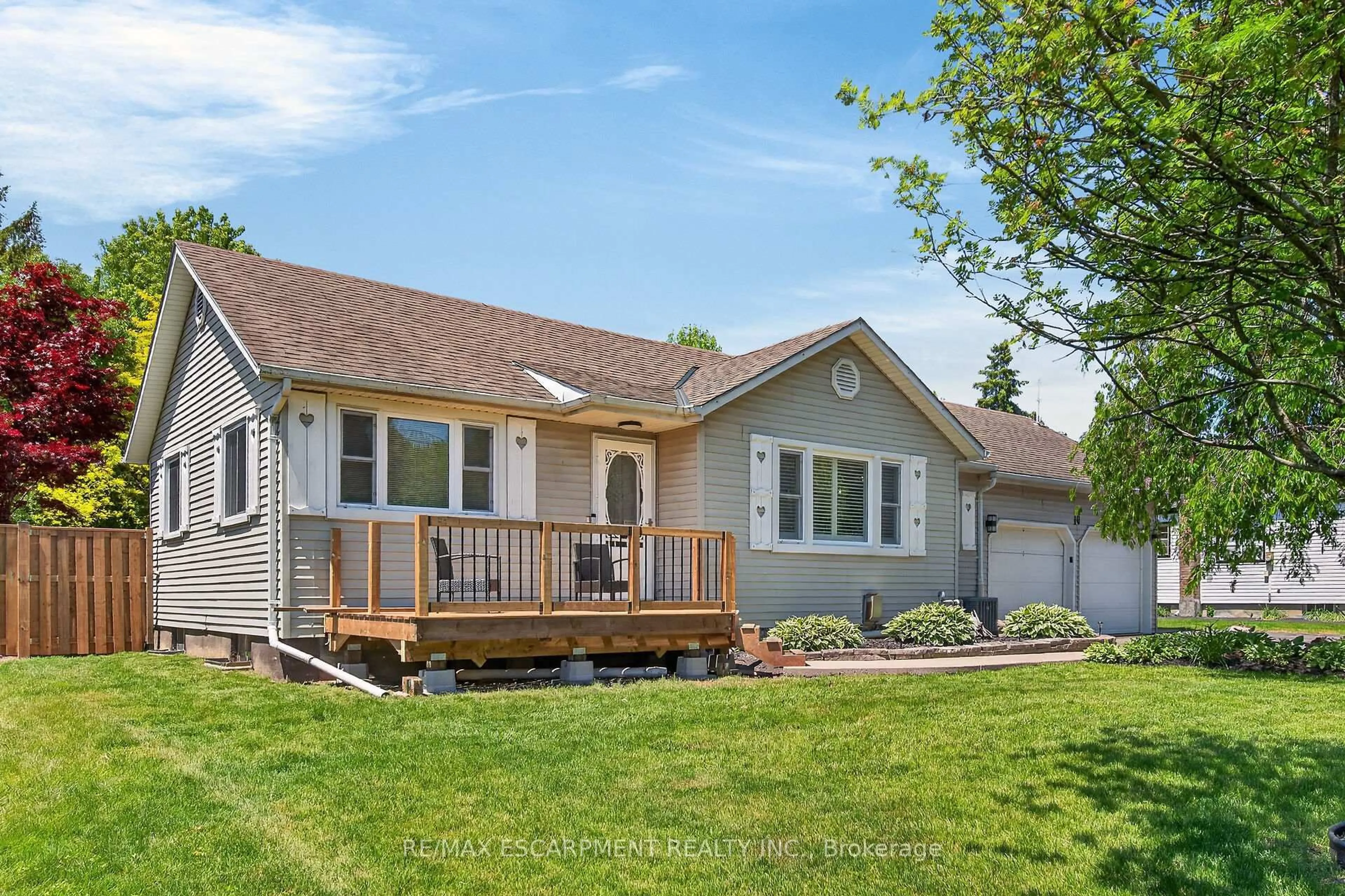 Home with vinyl exterior material, street for 10 Elm St, Norfolk Ontario N3Y 3B3