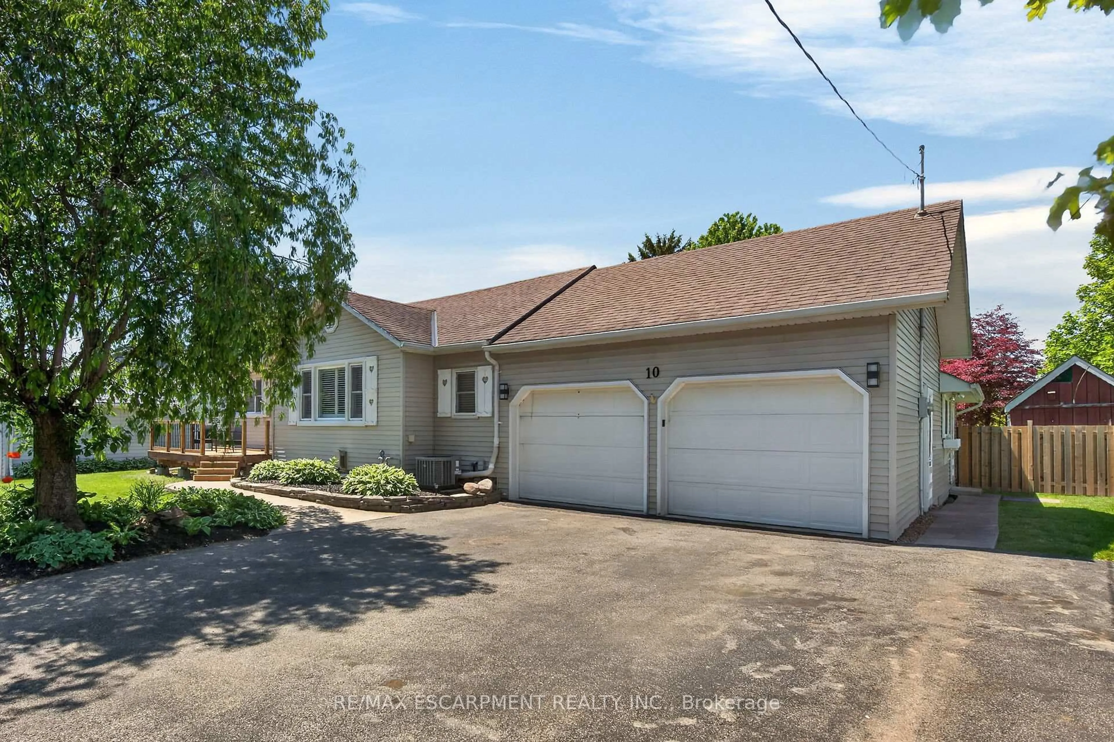 A pic from outside/outdoor area/front of a property/back of a property/a pic from drone, street for 10 Elm St, Norfolk Ontario N3Y 3B3
