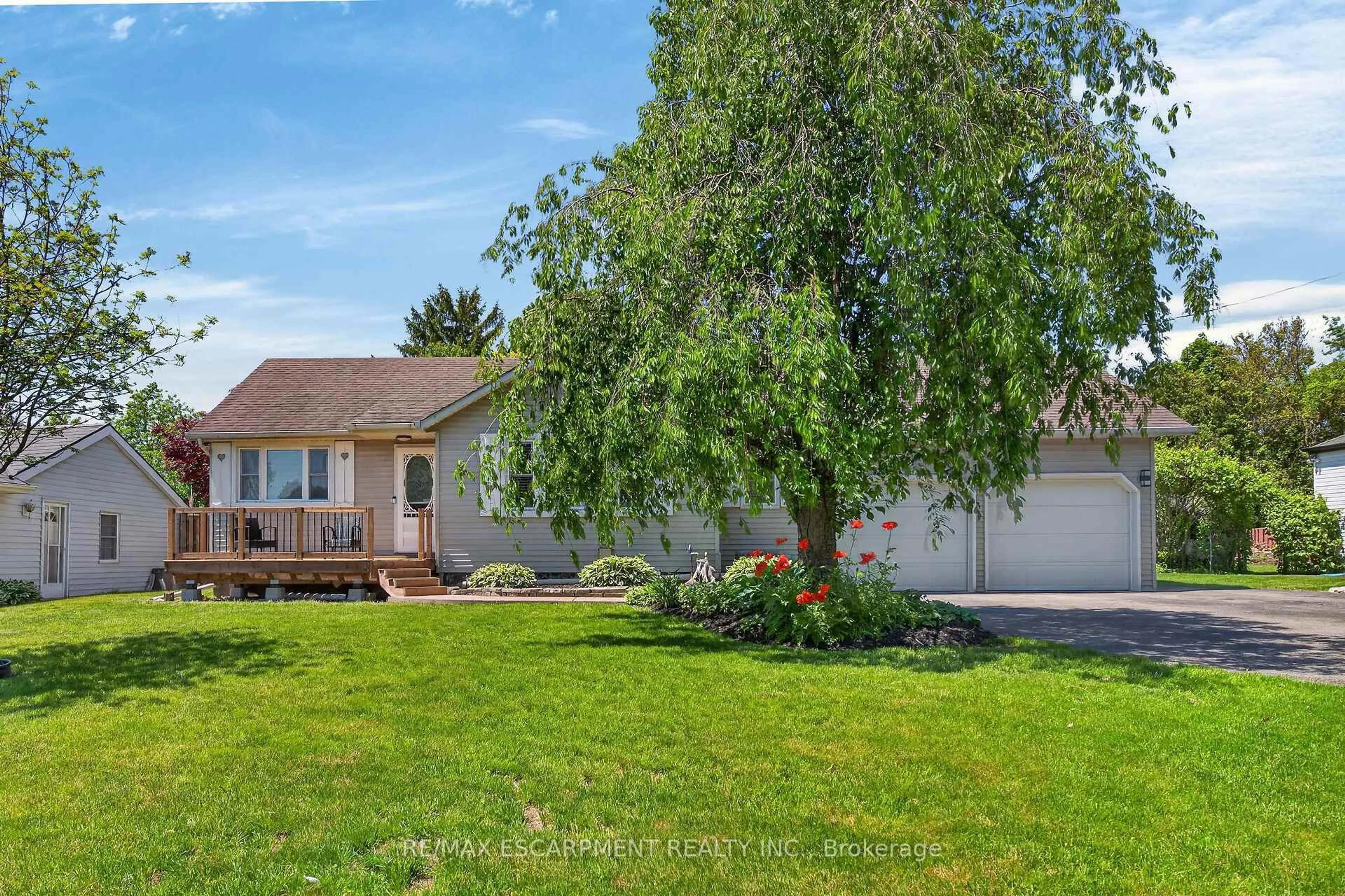 Home with vinyl exterior material, unknown for 10 Elm St, Norfolk Ontario N3Y 3B3