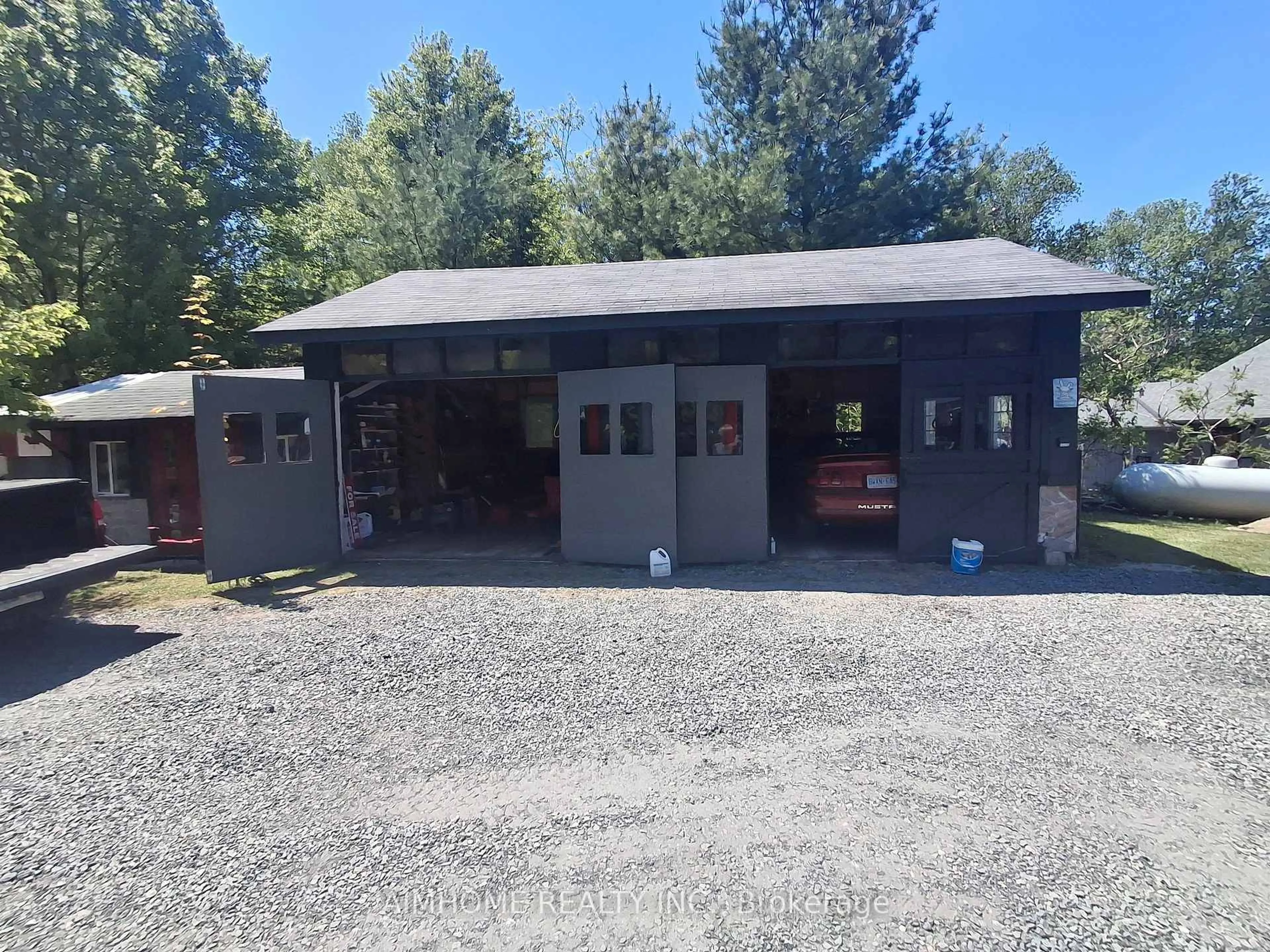 Indoor garage for 1 GENE'S Crt, McKellar Ontario P2A 0B4