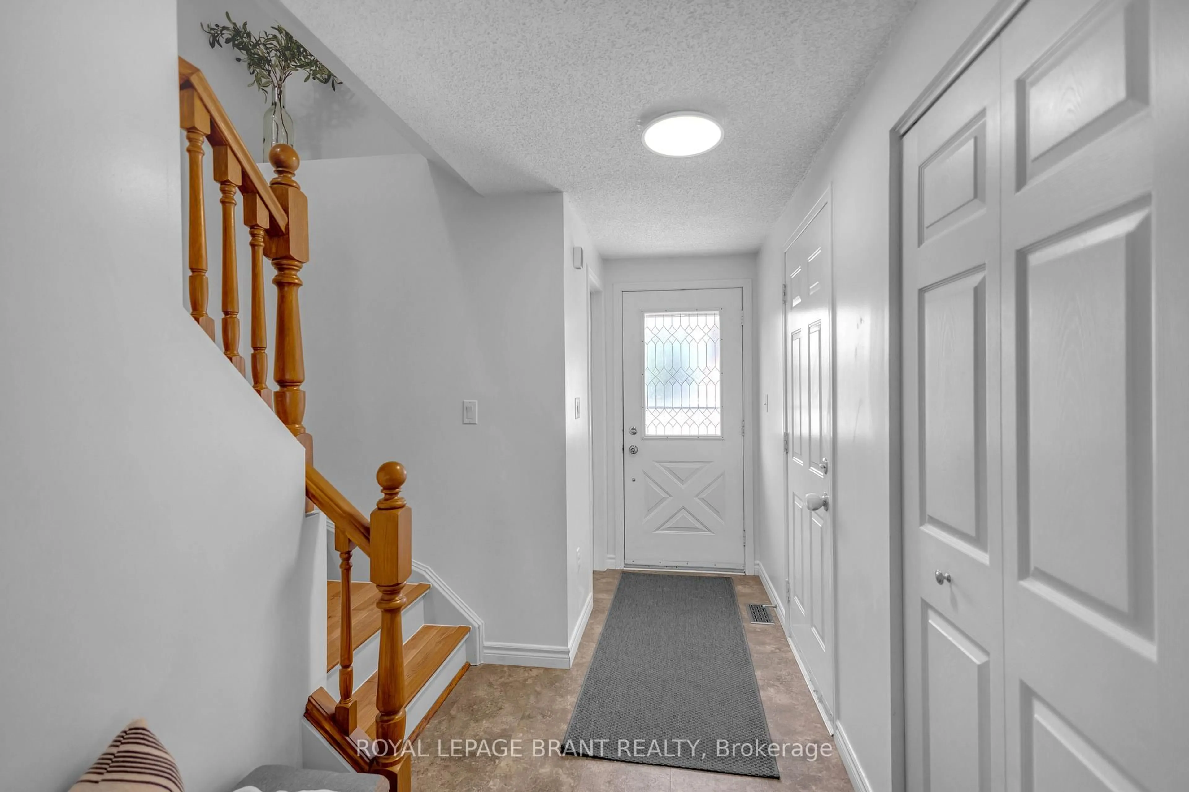 Indoor entryway for 55 Cassidy Crt, Cambridge Ontario N1R 8J3