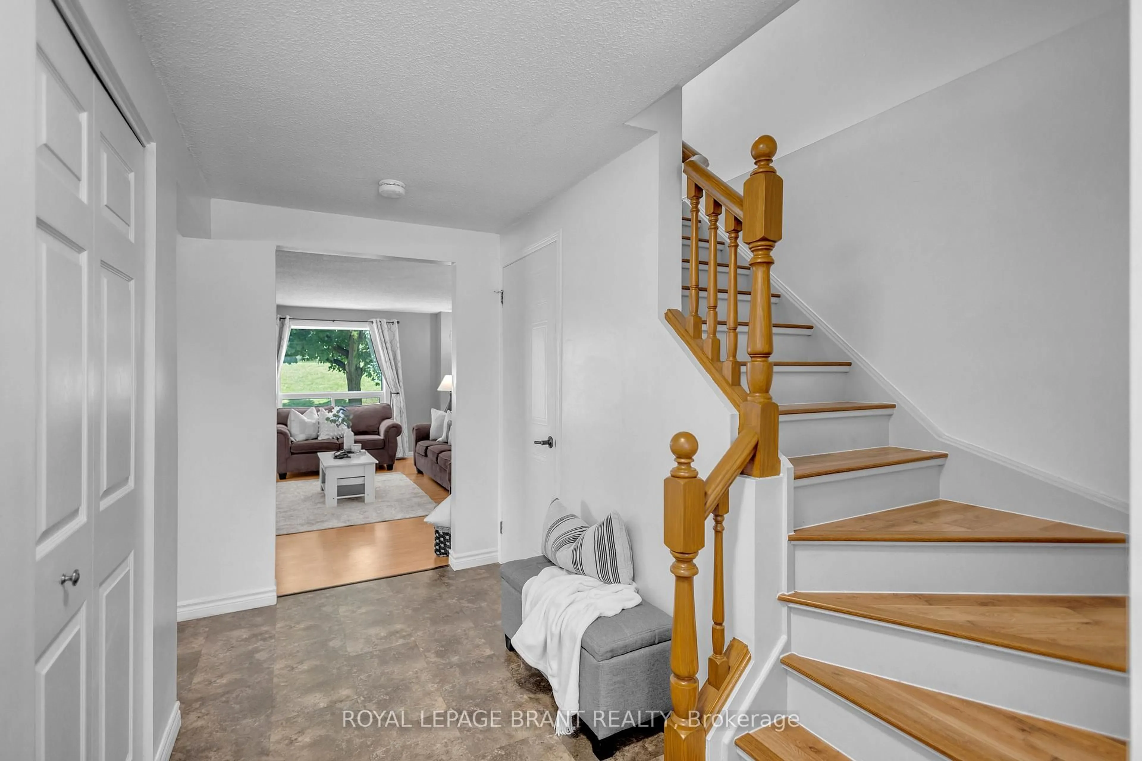Indoor entryway for 55 Cassidy Crt, Cambridge Ontario N1R 8J3
