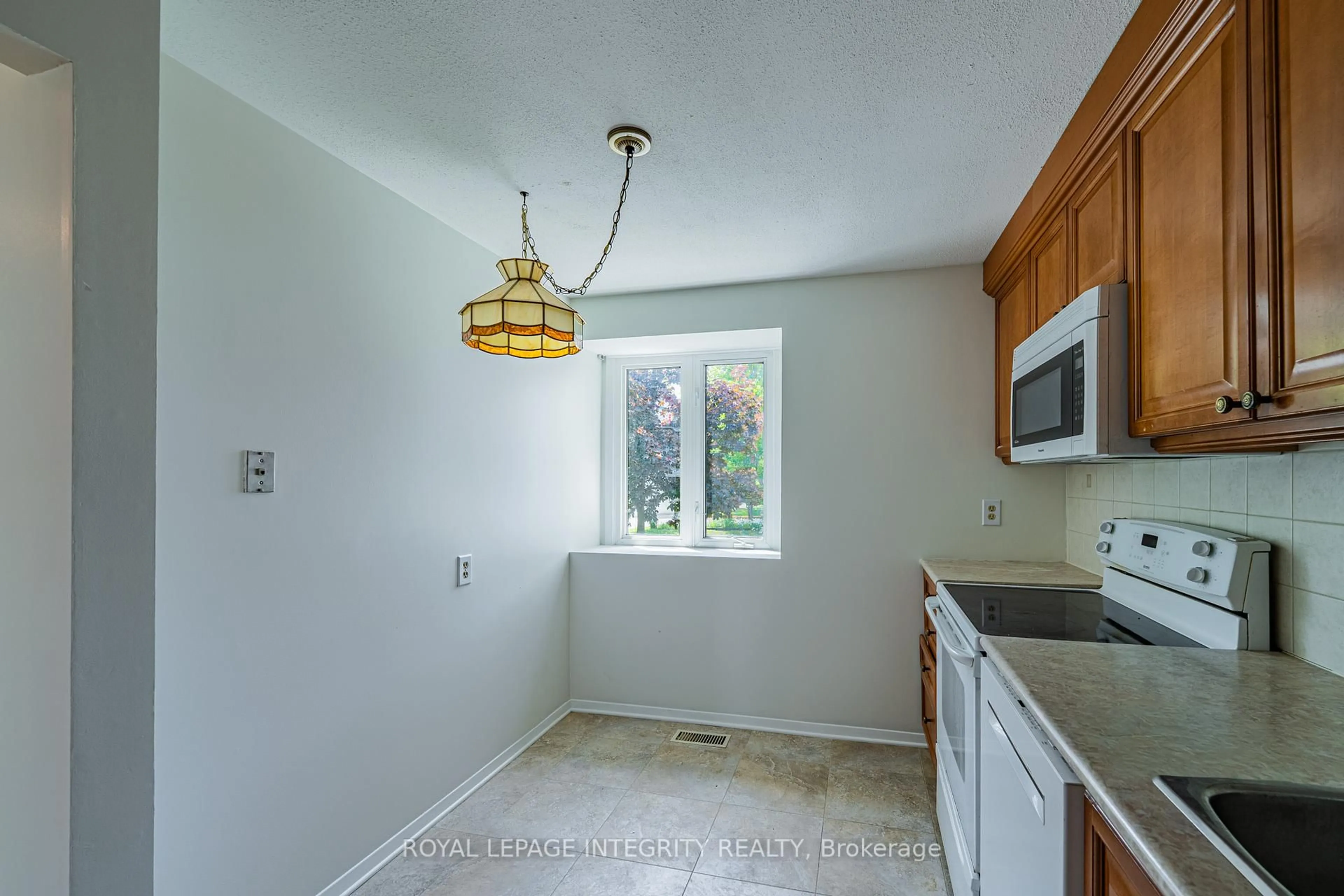 Standard kitchen, unknown for 32C Benlea Dr, Ottawa Ontario K2G 4A8