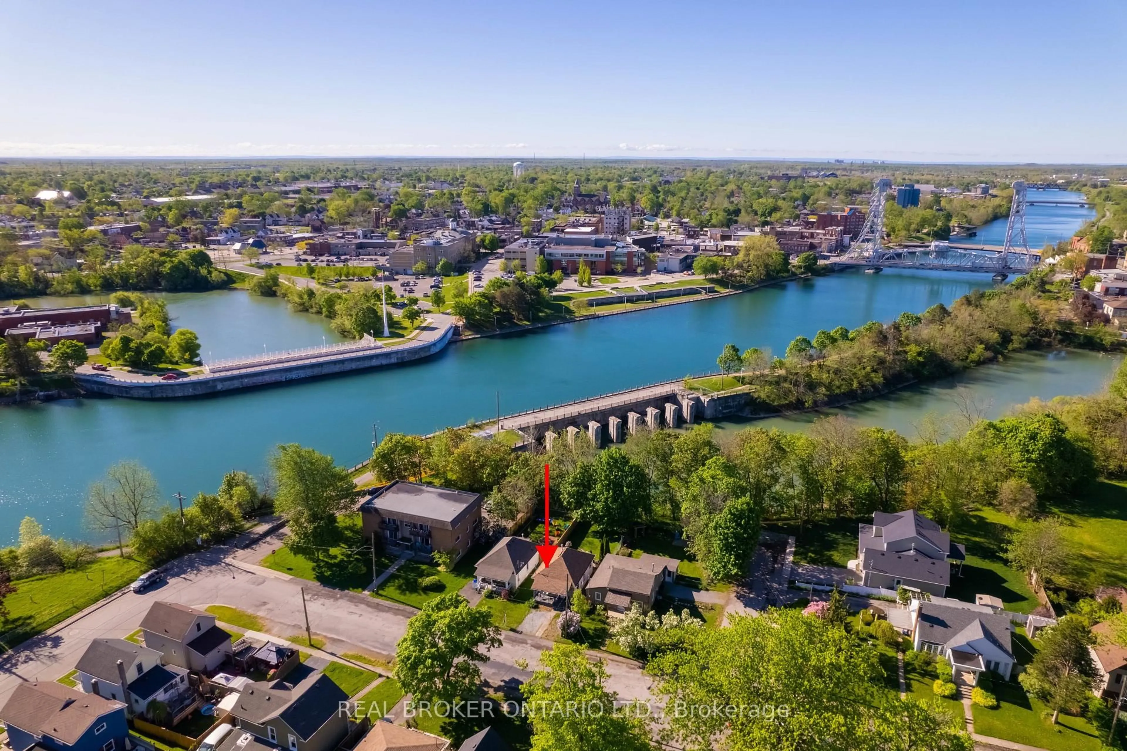 A pic from outside/outdoor area/front of a property/back of a property/a pic from drone, water/lake/river/ocean view for 55 Merritt St, Welland Ontario L3C 4T2
