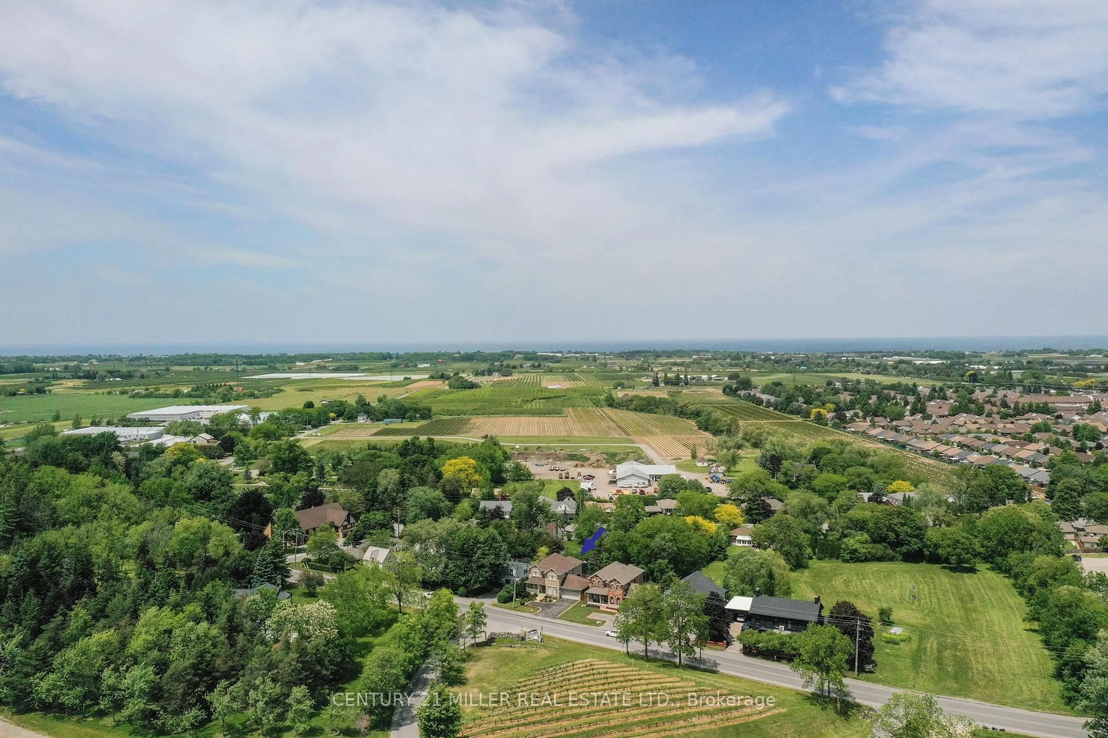 A pic from outside/outdoor area/front of a property/back of a property/a pic from drone, mountain view for 3549 King St, Lincoln Ontario L0R 2C0