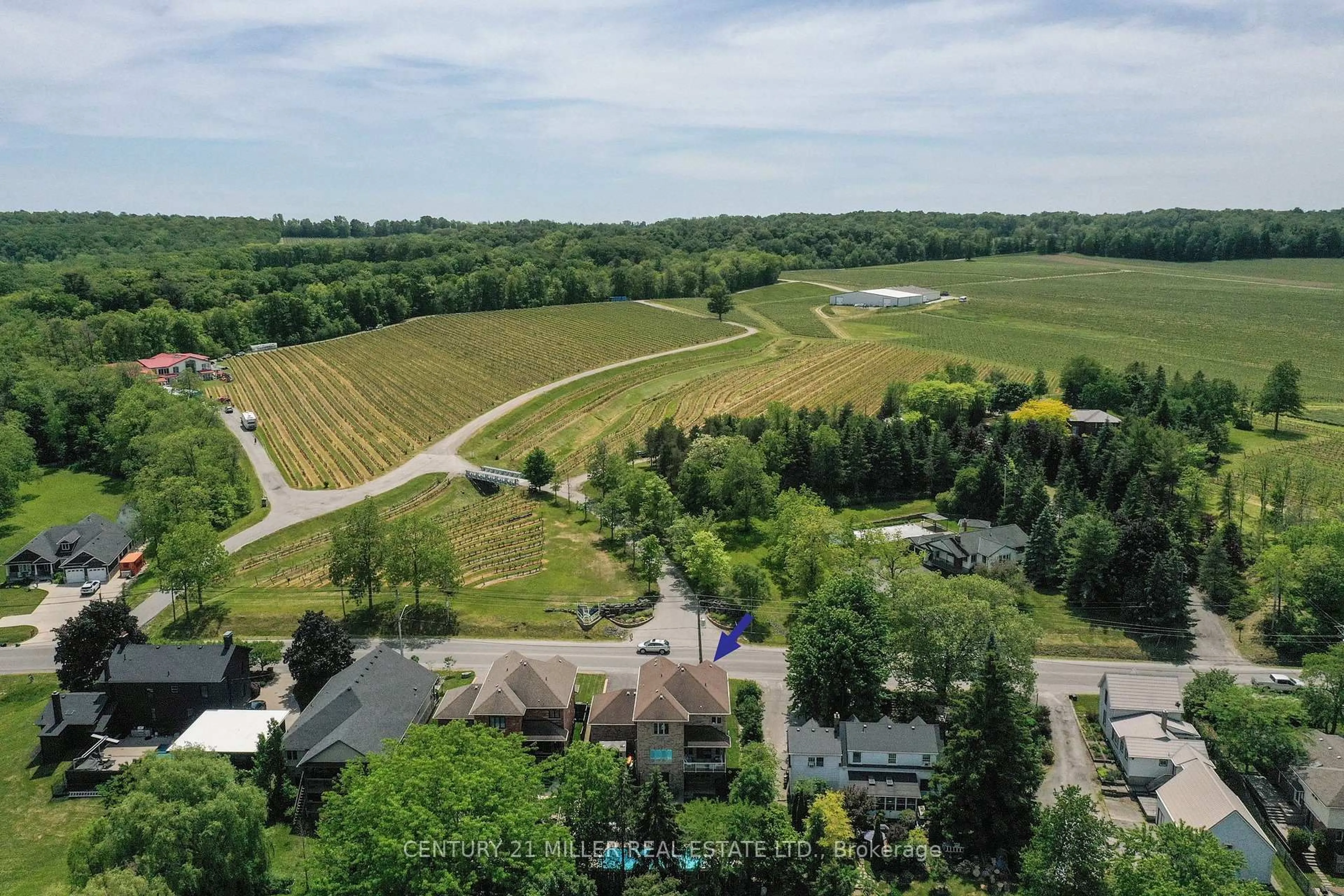A pic from outside/outdoor area/front of a property/back of a property/a pic from drone, unknown for 3549 King St, Lincoln Ontario L0R 2C0