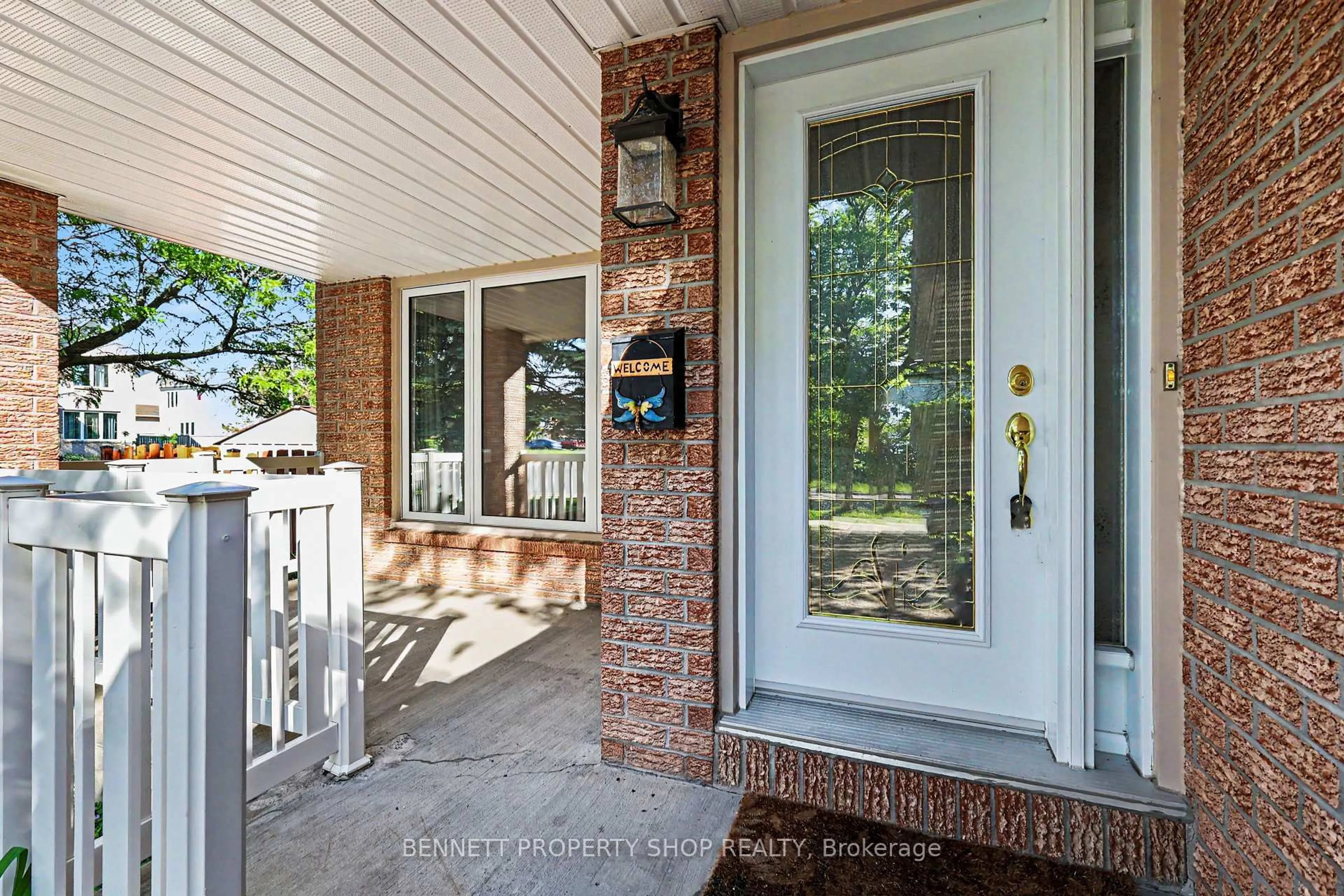 Indoor entryway for 82 Emerald Meadows Dr, Ottawa Ontario K2M 2L6