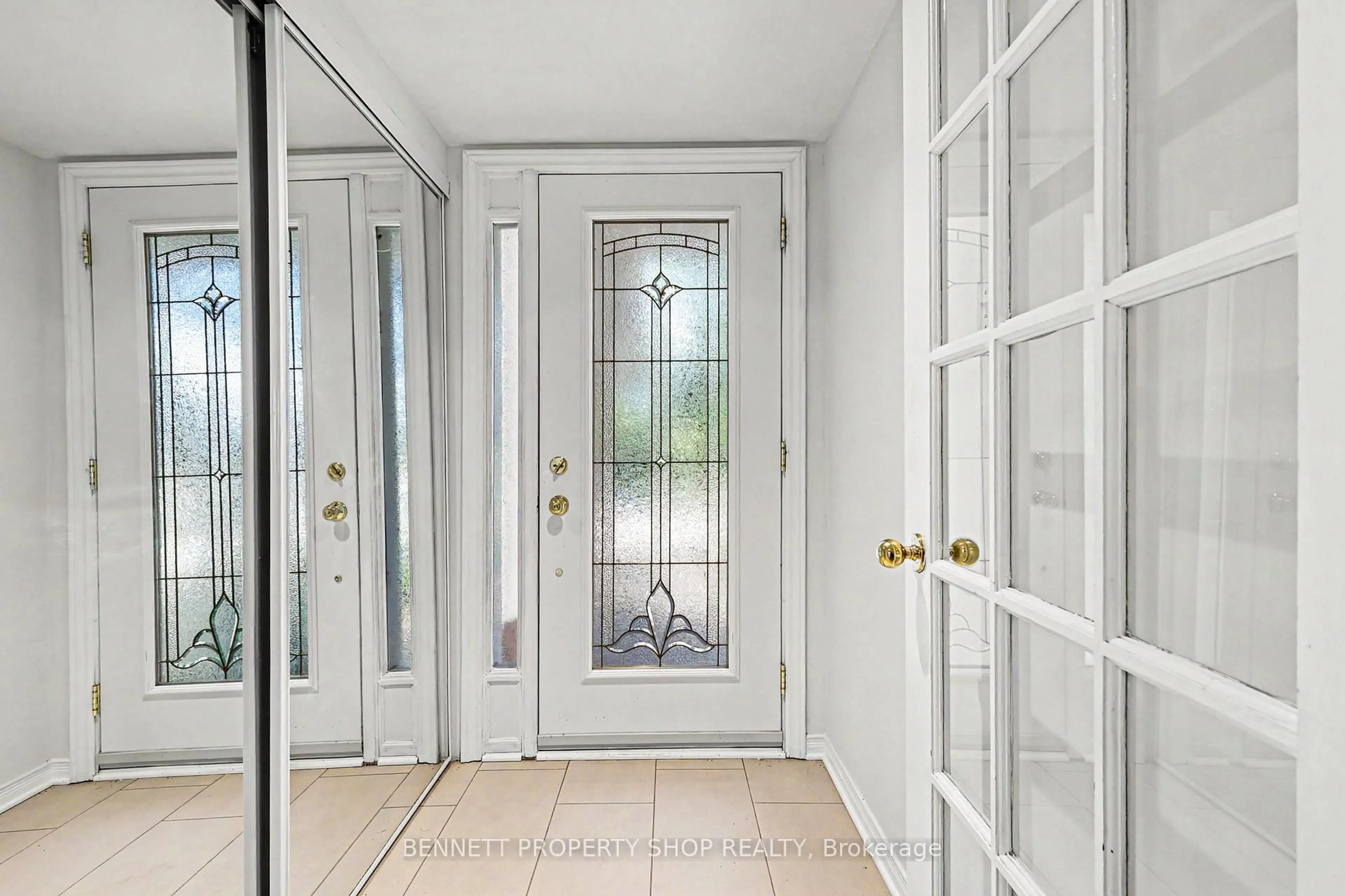 Indoor entryway for 82 Emerald Meadows Dr, Ottawa Ontario K2M 2L6