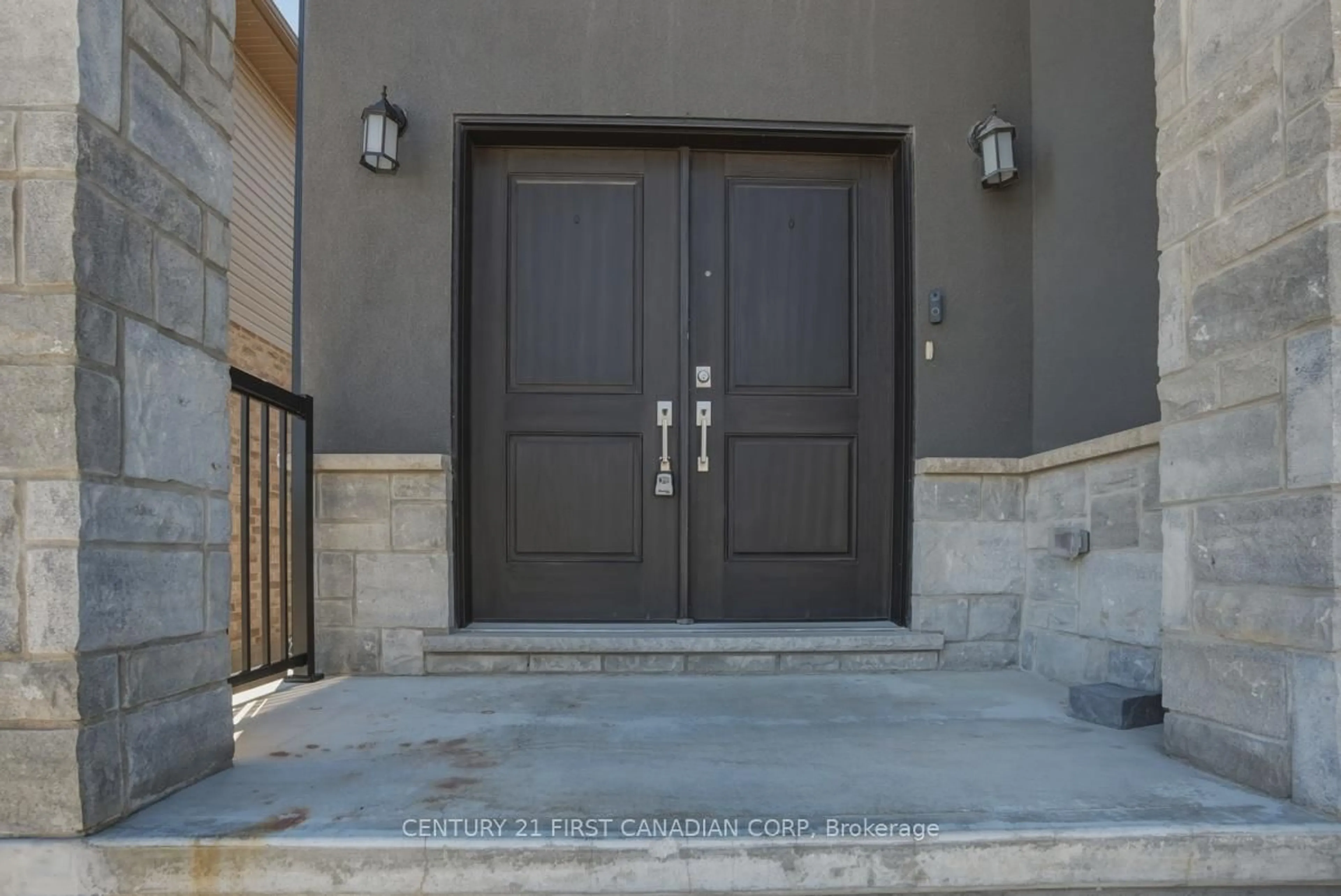 Indoor entryway for 2775 Oriole Dr, London South Ontario N6M 0G9