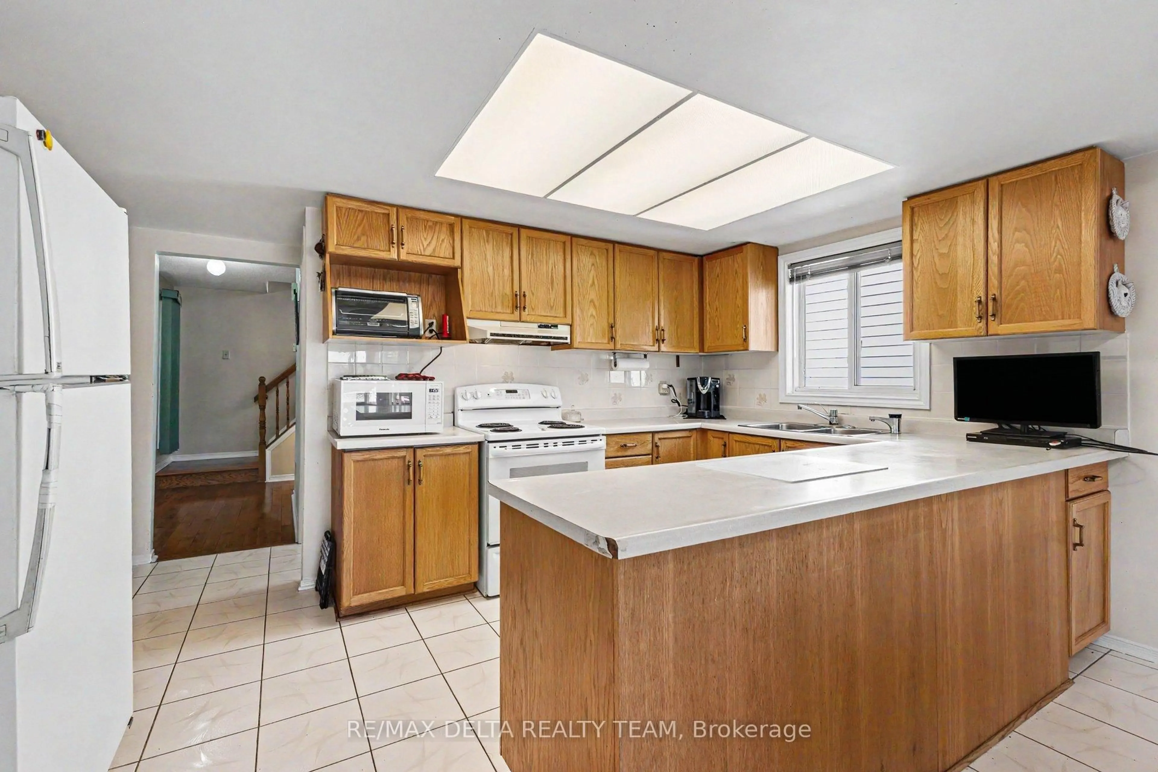 Standard kitchen, ceramic/tile floor for 27 Bramblegrove Cres, Ottawa Ontario K1T 3G1