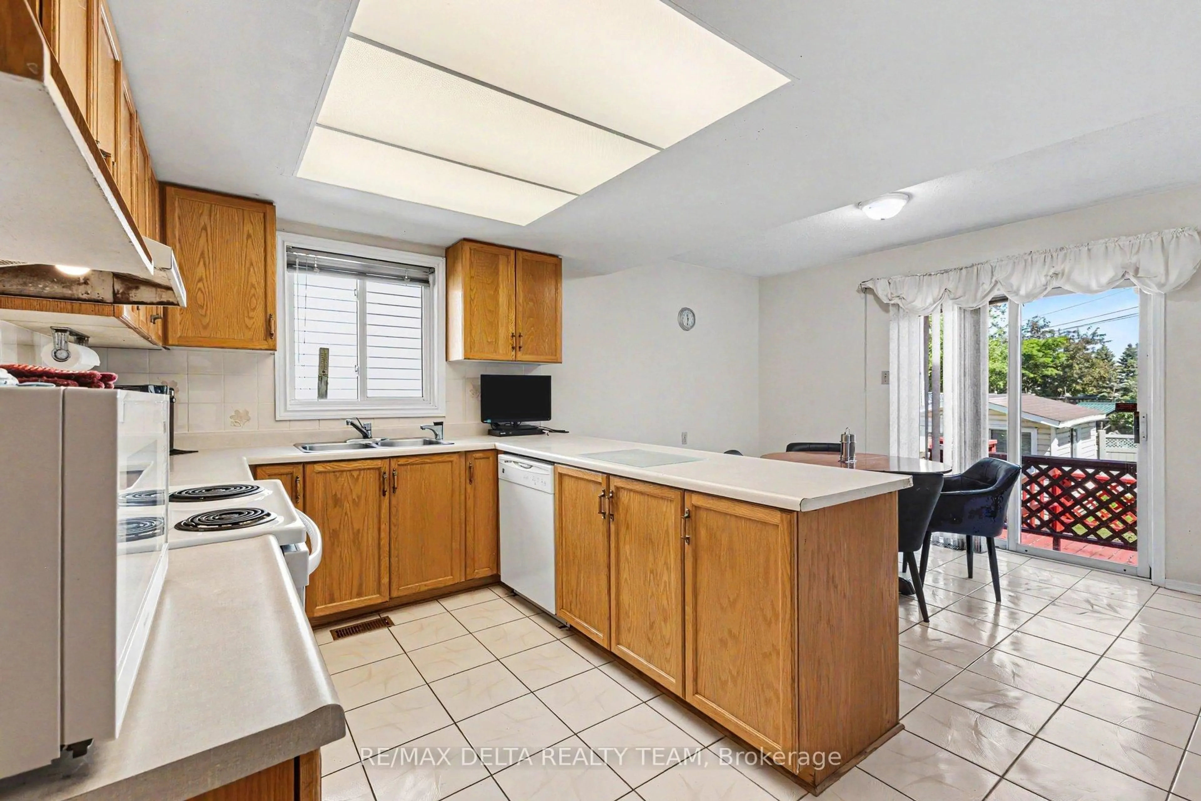 Standard kitchen, ceramic/tile floor for 27 Bramblegrove Cres, Ottawa Ontario K1T 3G1