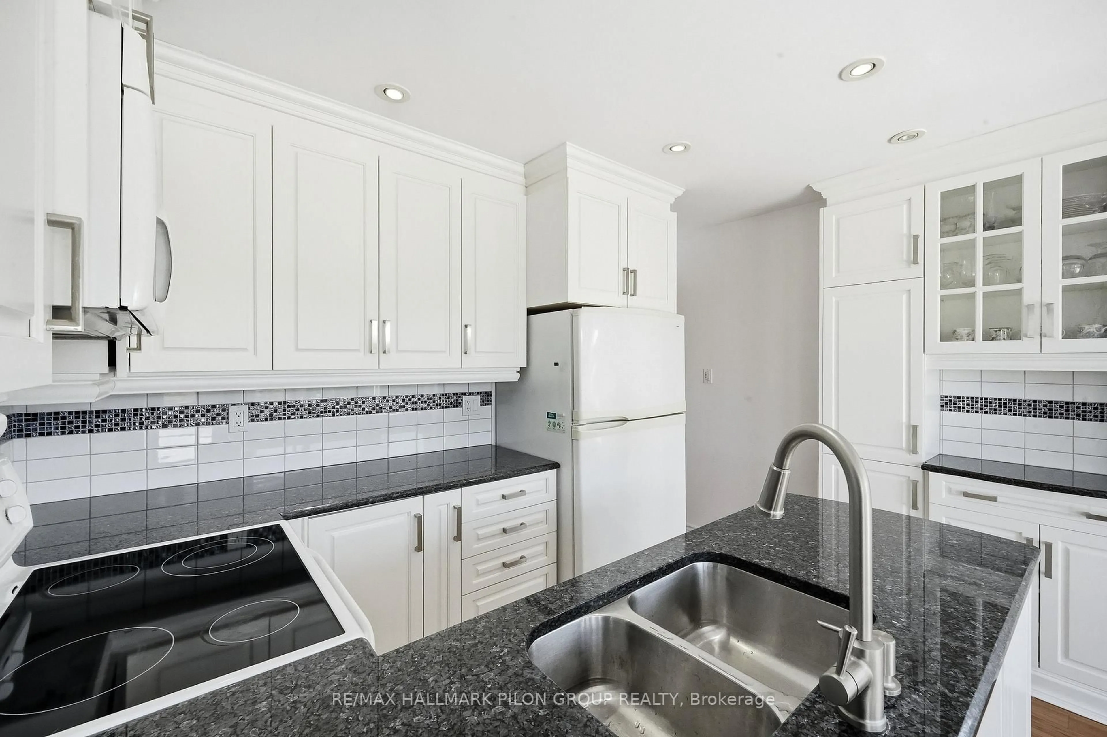 Standard kitchen, ceramic/tile floor for 1354 Mountainside Cres, Orleans Ontario K1E 3G5