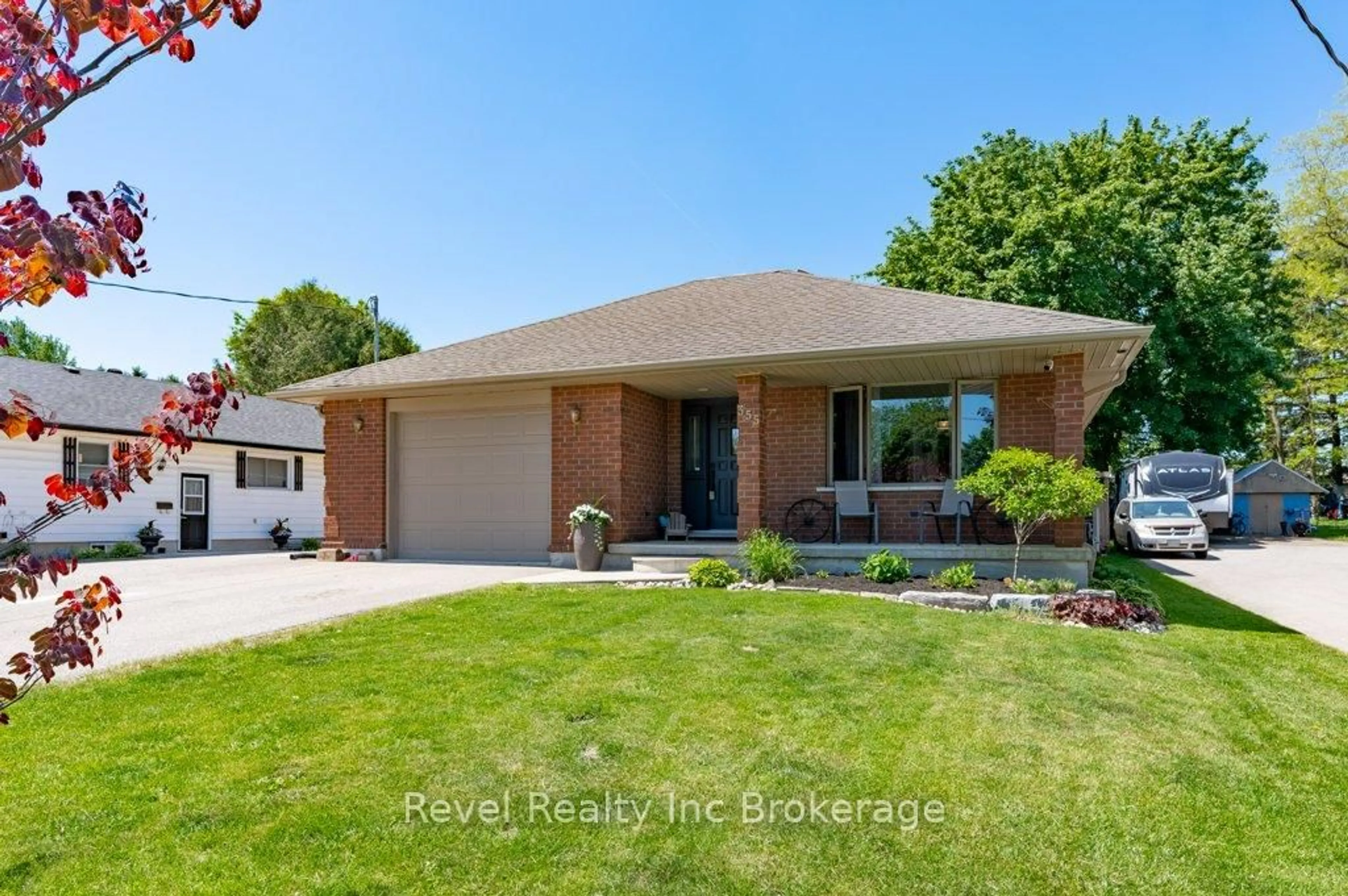 Home with brick exterior material, street for 355 Oxford Ave, Ingersoll Ontario N5C 3H5