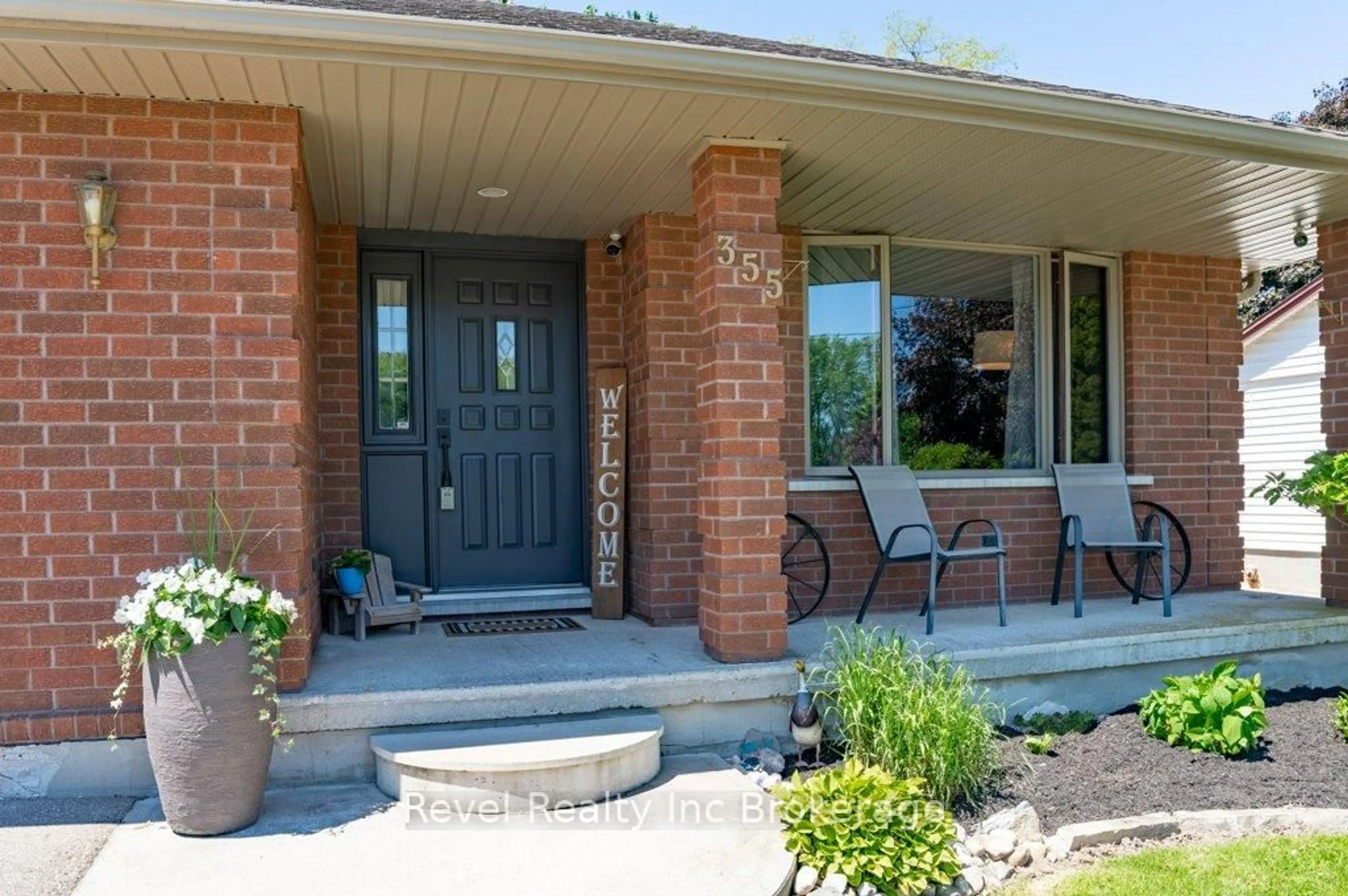 Home with brick exterior material, street for 355 Oxford Ave, Ingersoll Ontario N5C 3H5