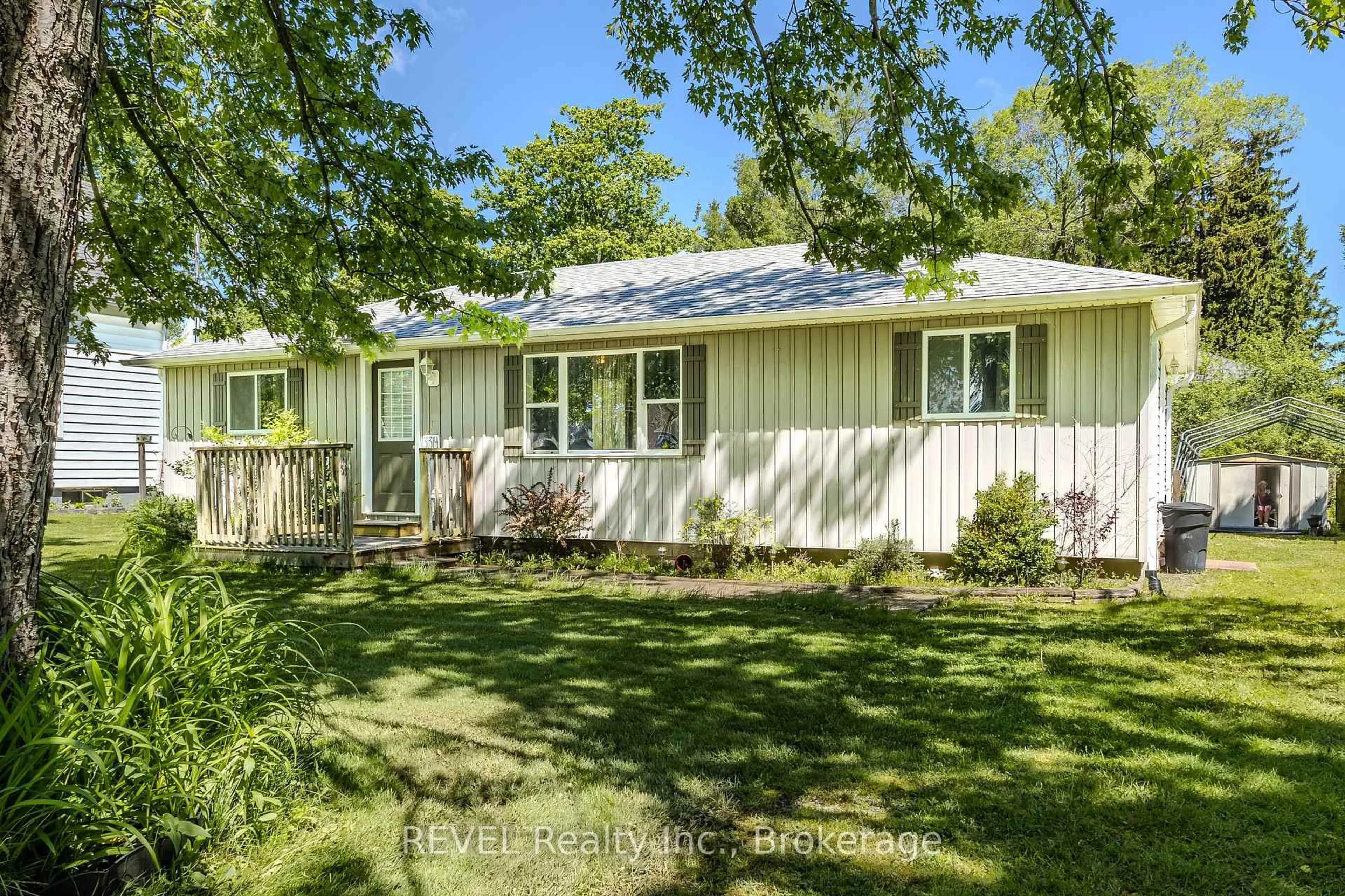 A pic from outside/outdoor area/front of a property/back of a property/a pic from drone, street for 3314 Evadere Ave, Fort Erie Ontario L0S 1N0