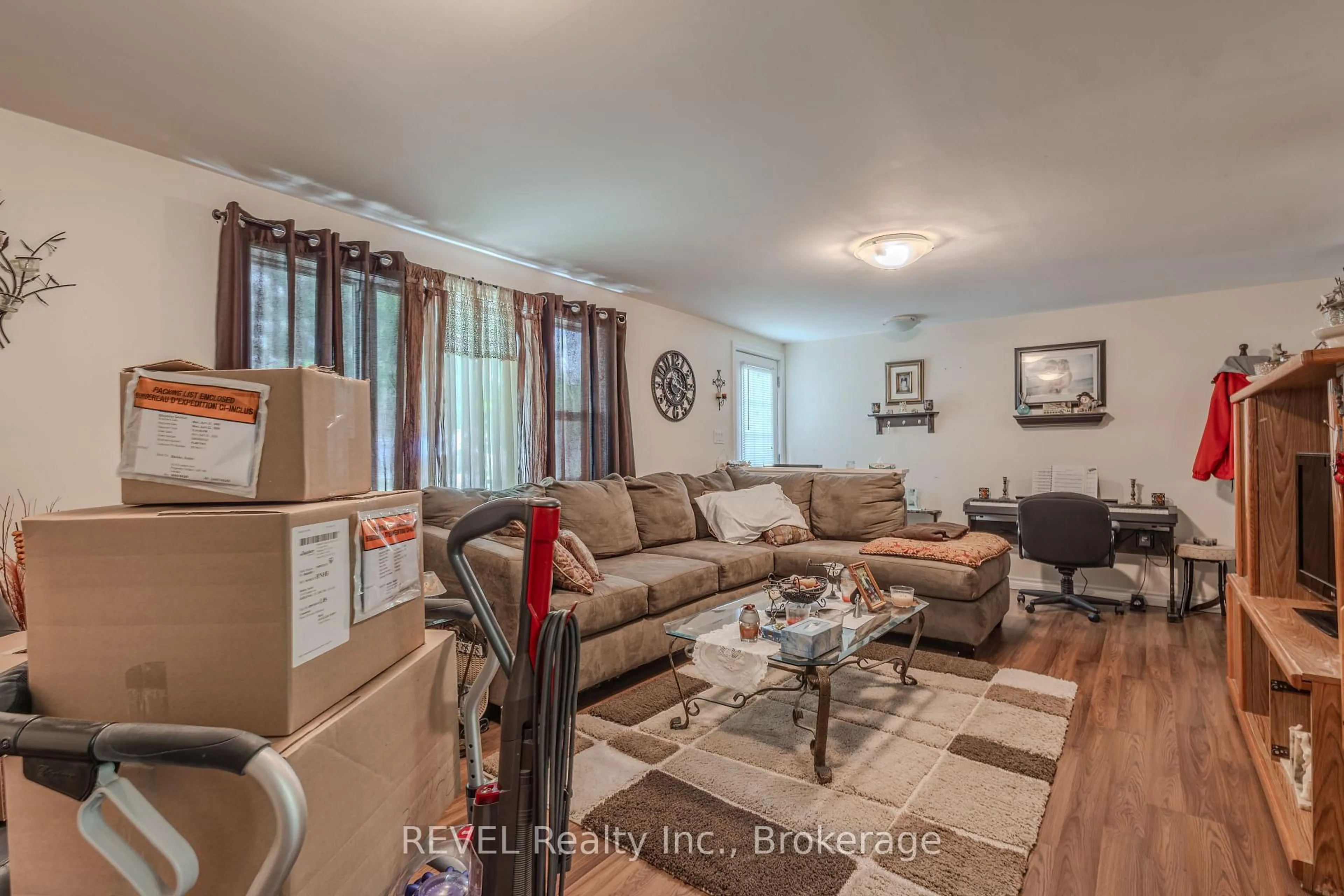 Living room with furniture, unknown for 3314 Evadere Ave, Fort Erie Ontario L0S 1N0