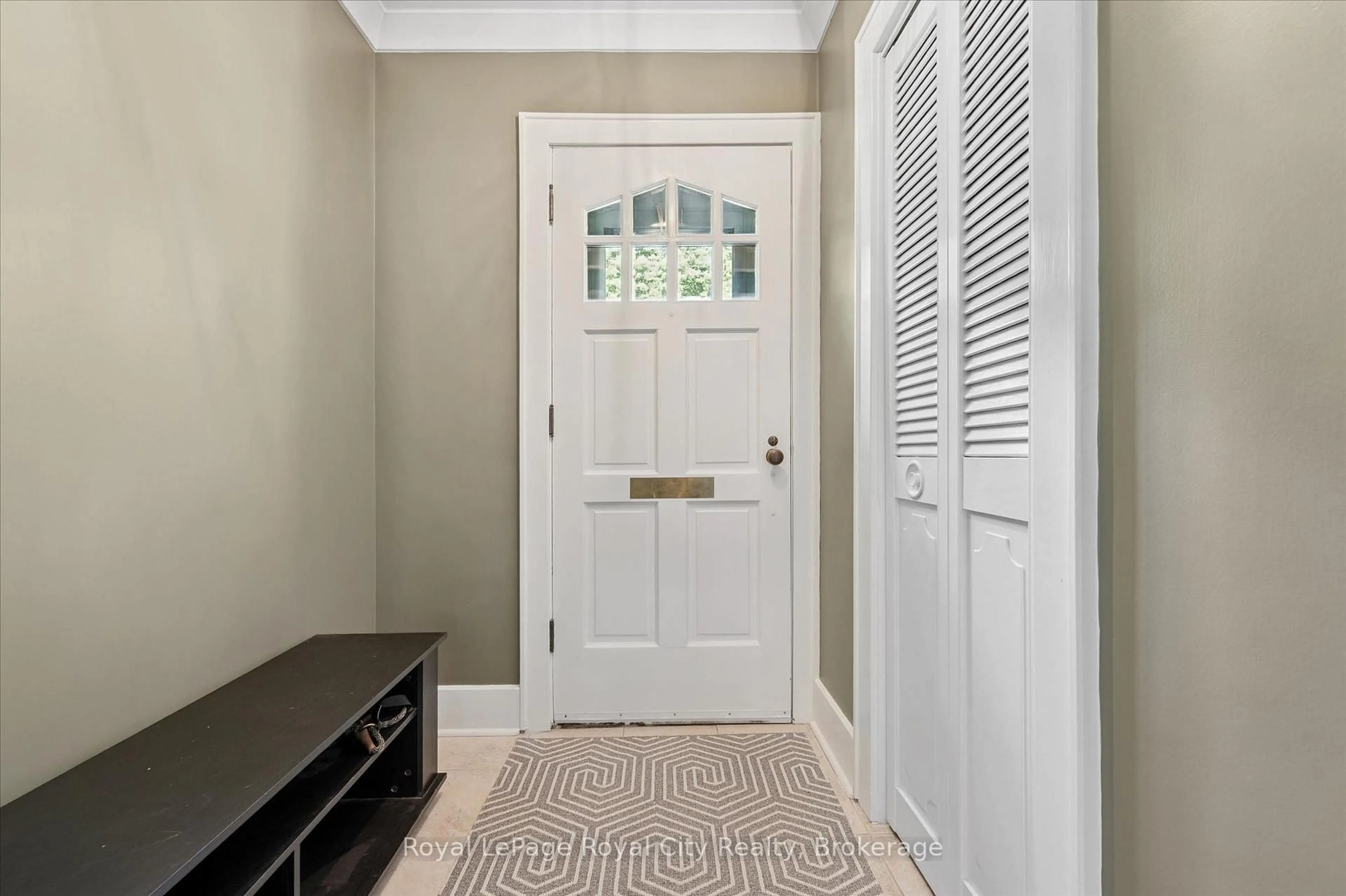 Indoor entryway for 3 Mccrae Blvd, Guelph Ontario N1G 2B9