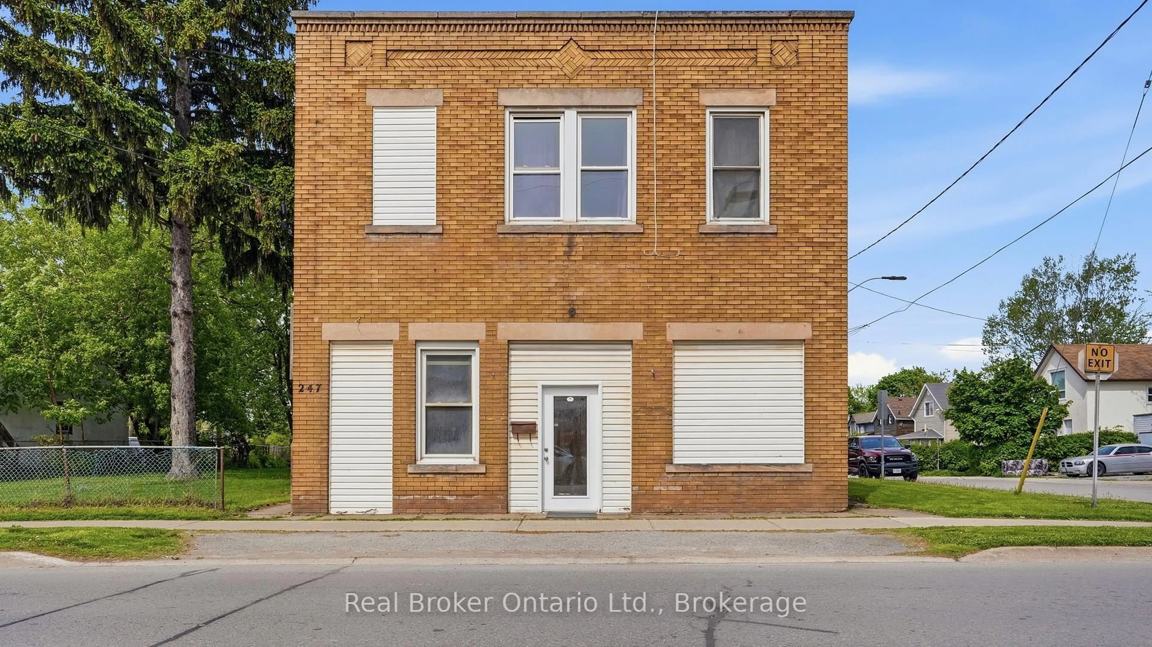 Home with brick exterior material, building for 247 King St, Welland Ontario L3B 3J9