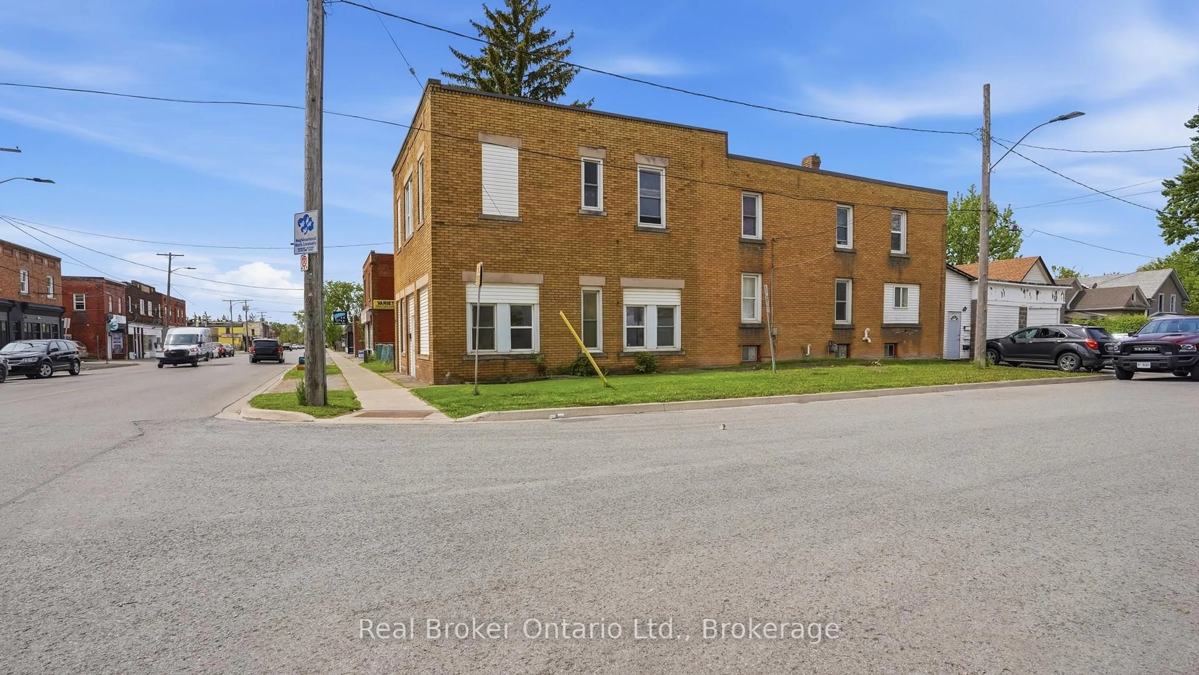 A pic from outside/outdoor area/front of a property/back of a property/a pic from drone, street for 247 King St, Welland Ontario L3B 3J9