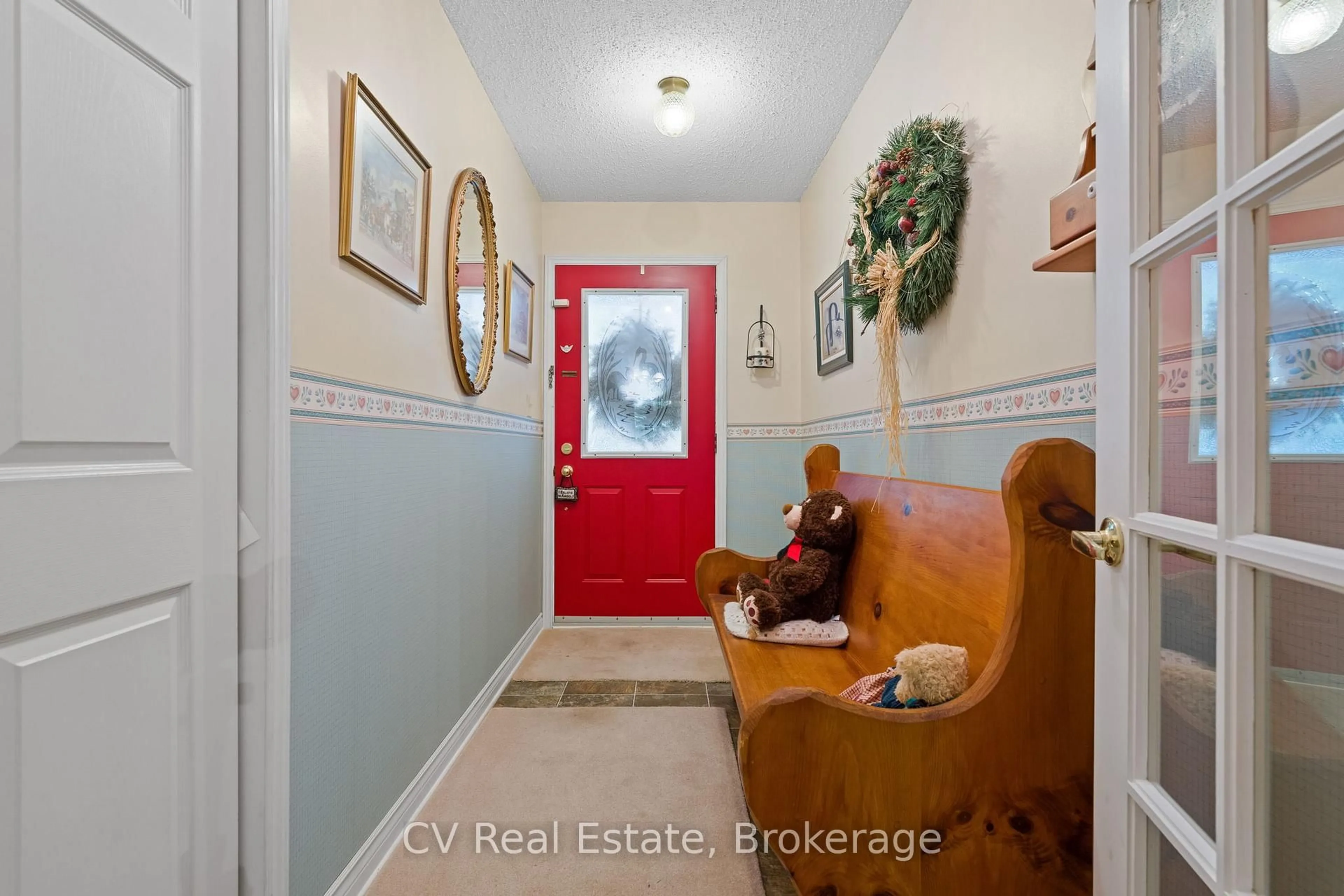 Indoor entryway for 16 Breisacher Rd, Huntsville Ontario P1H 2N5