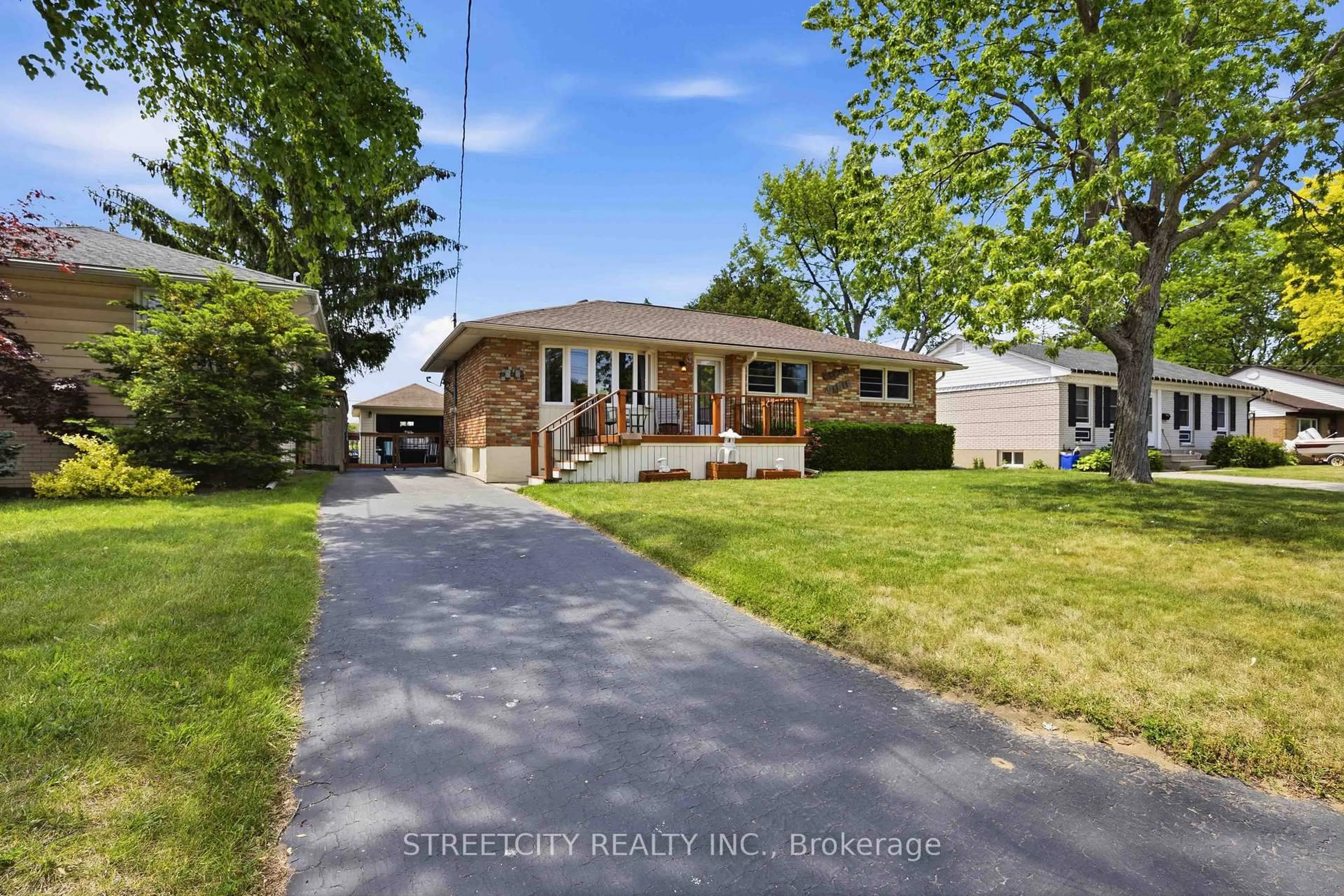 Unknown for 893 Hollands Ave, Sarnia Ontario N7S 3B9