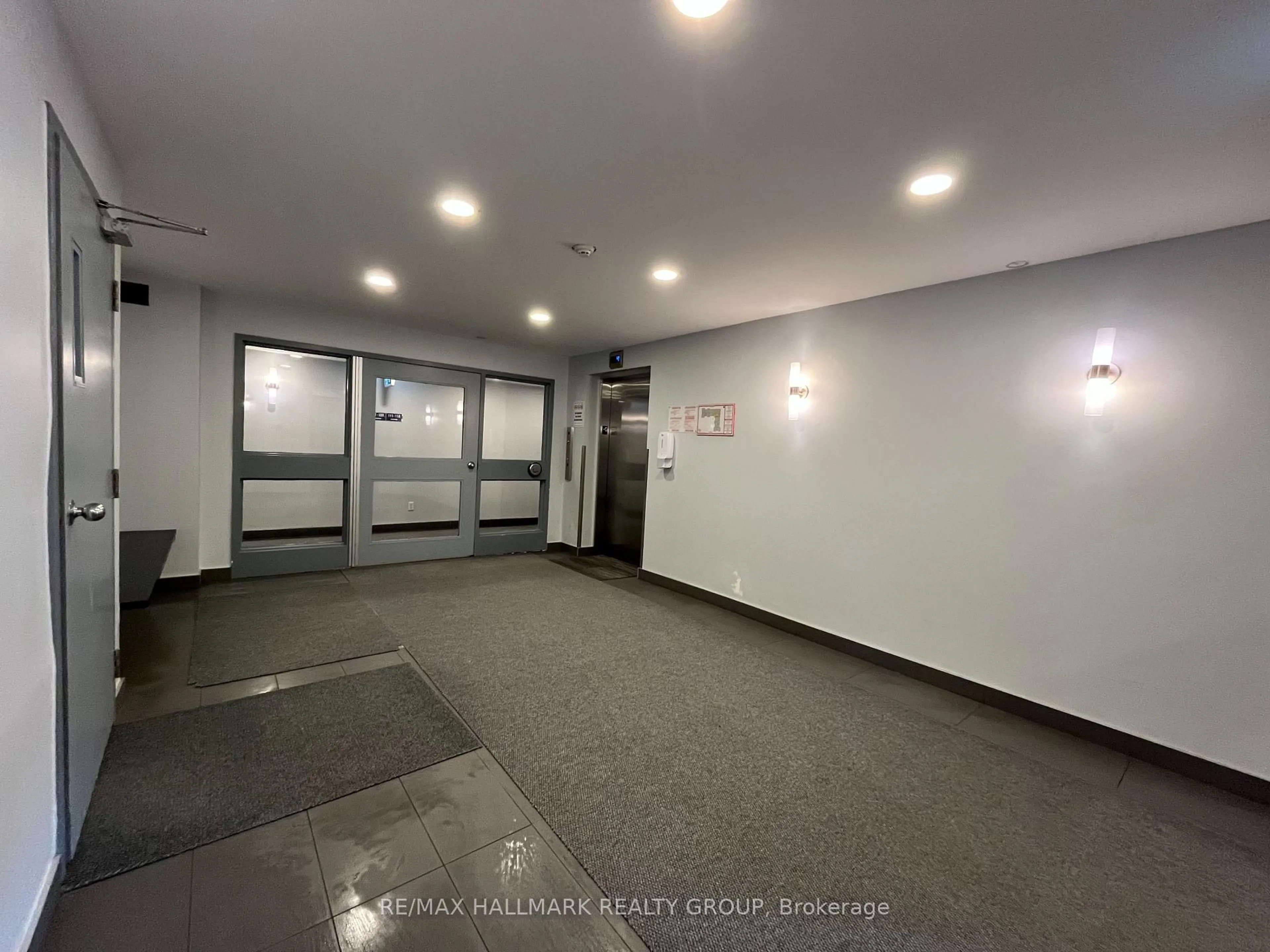 Indoor foyer for 214 Viewmount Dr #310, Ottawa Ontario K2E 7X3