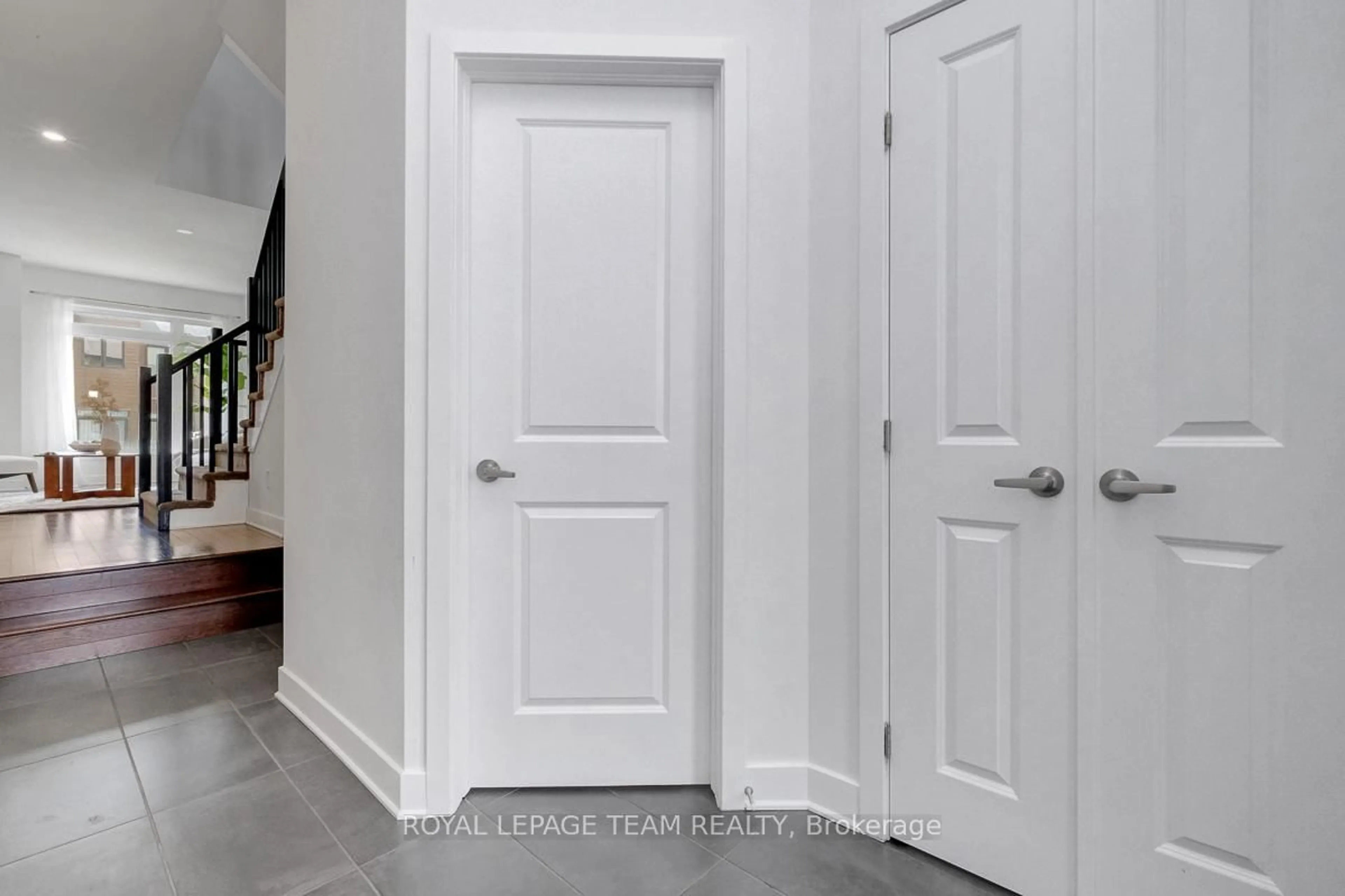 Indoor entryway for 822 Chipping Circ, Ottawa Ontario K4M 0E7