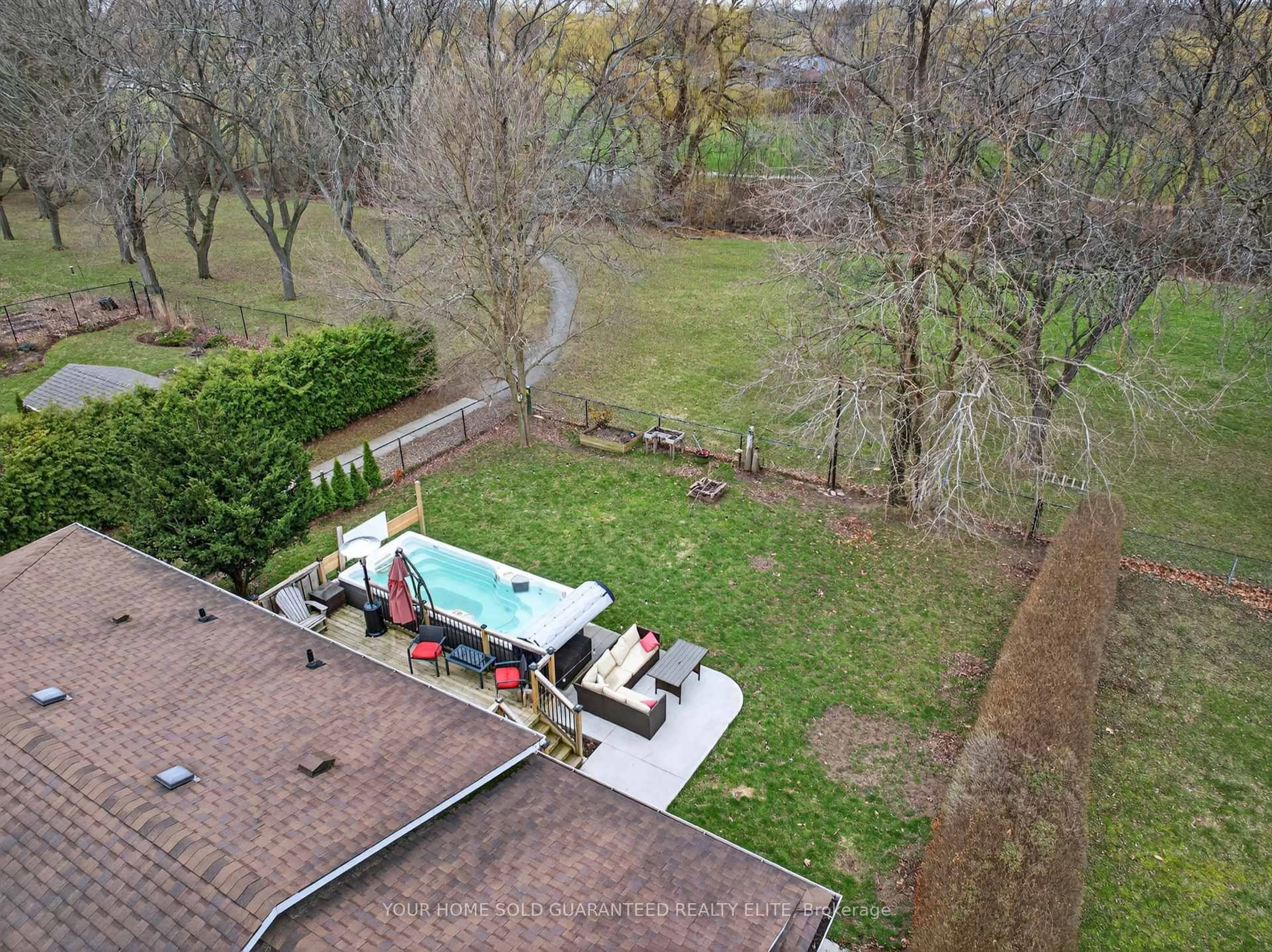 A pic from outside/outdoor area/front of a property/back of a property/a pic from drone, unknown for 79 Prince Charles Dr, St. Catharines Ontario L2N 3Y8
