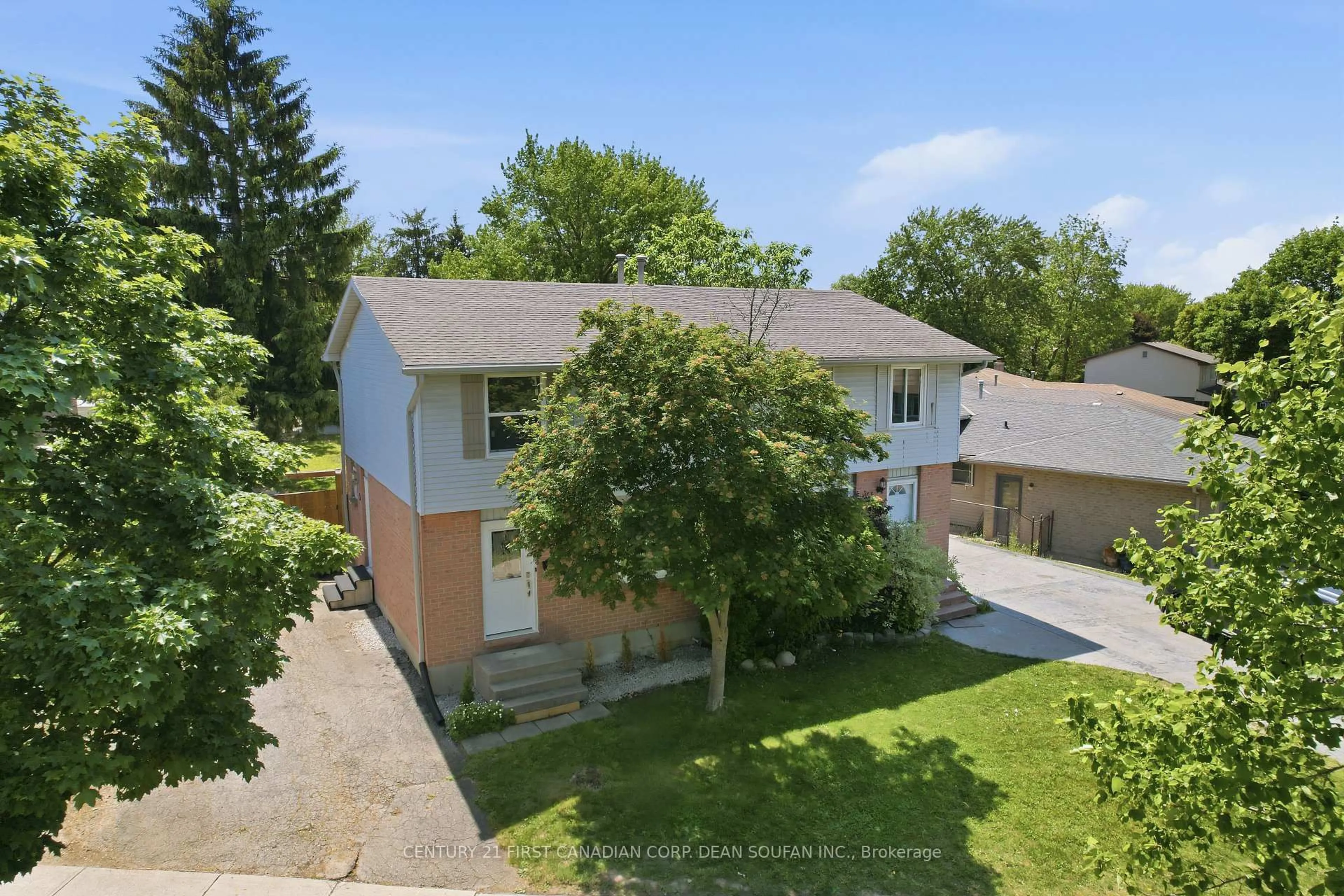 A pic from outside/outdoor area/front of a property/back of a property/a pic from drone, street for 5 Chiddington Gate, London South Ontario N6C 5K9