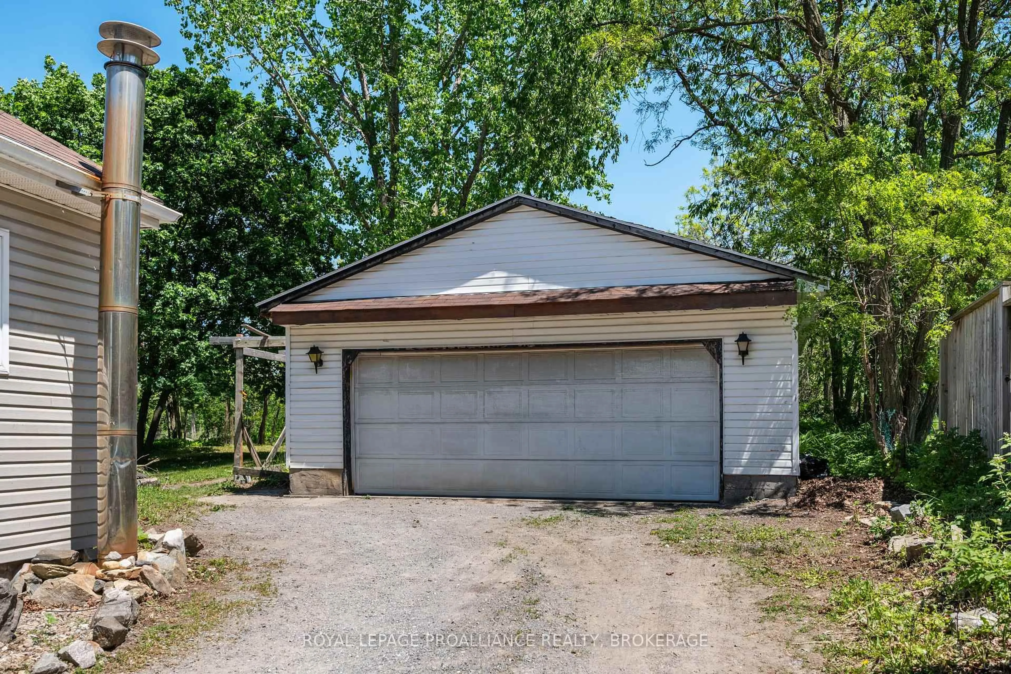 Indoor garage for 3734 Battersea Rd, Inverary Ontario K0H 1X0