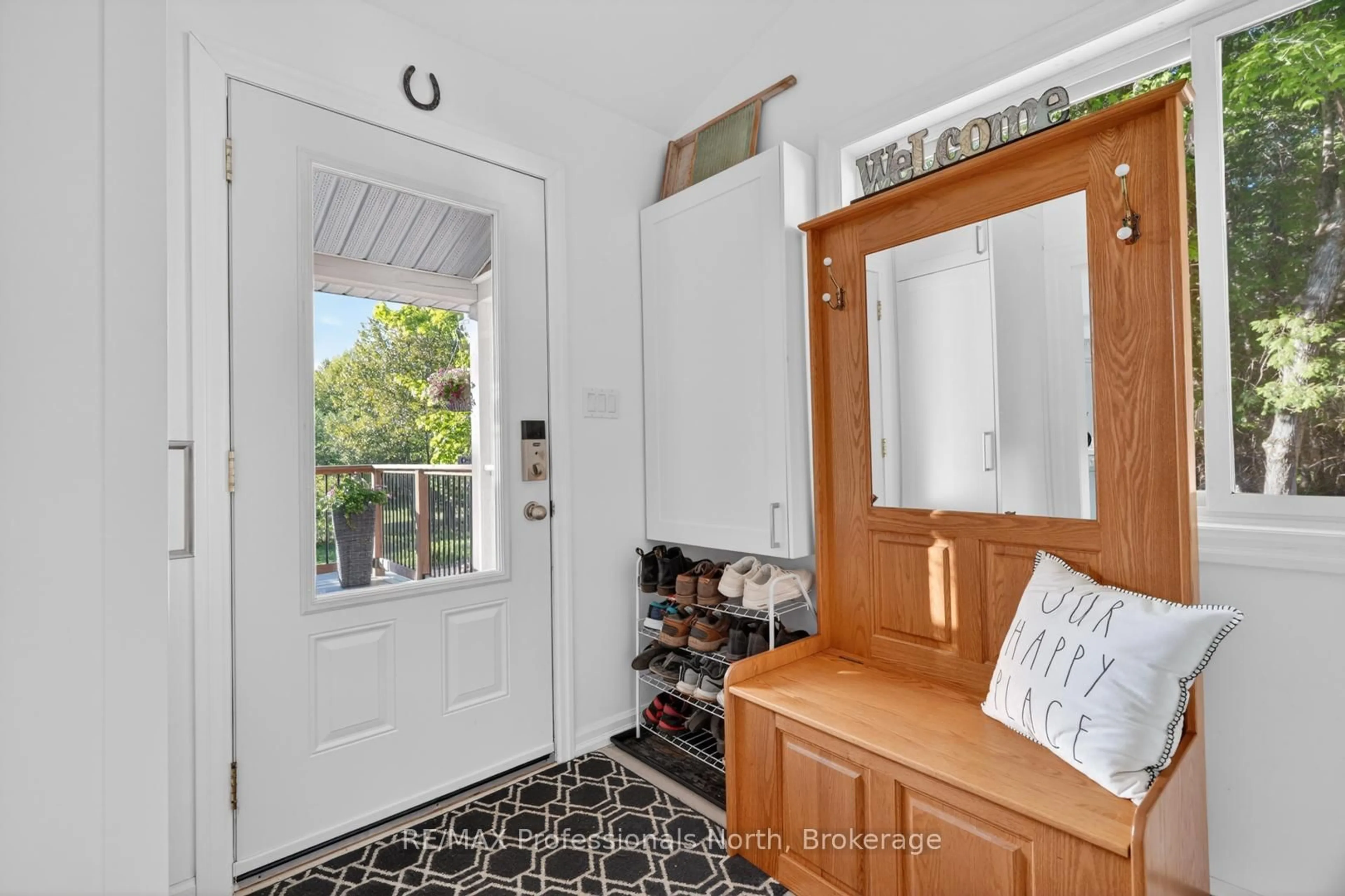 Indoor entryway for 1086 Providence Dr, Algonquin Highlands Ontario K0M 1S0