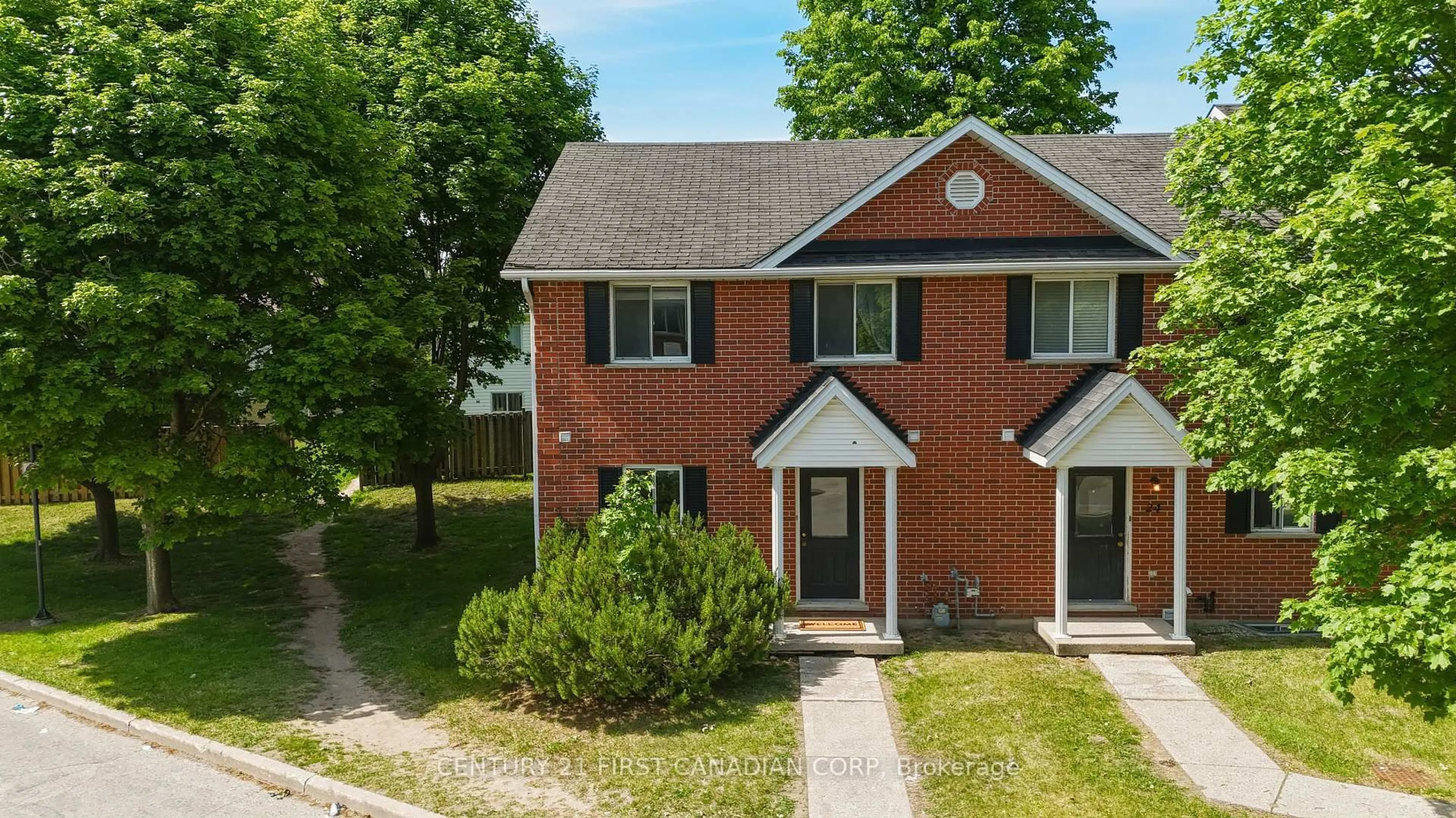 A pic from outside/outdoor area/front of a property/back of a property/a pic from drone, street for 190 Fleming Dr #25, London East Ontario N5V 5B8