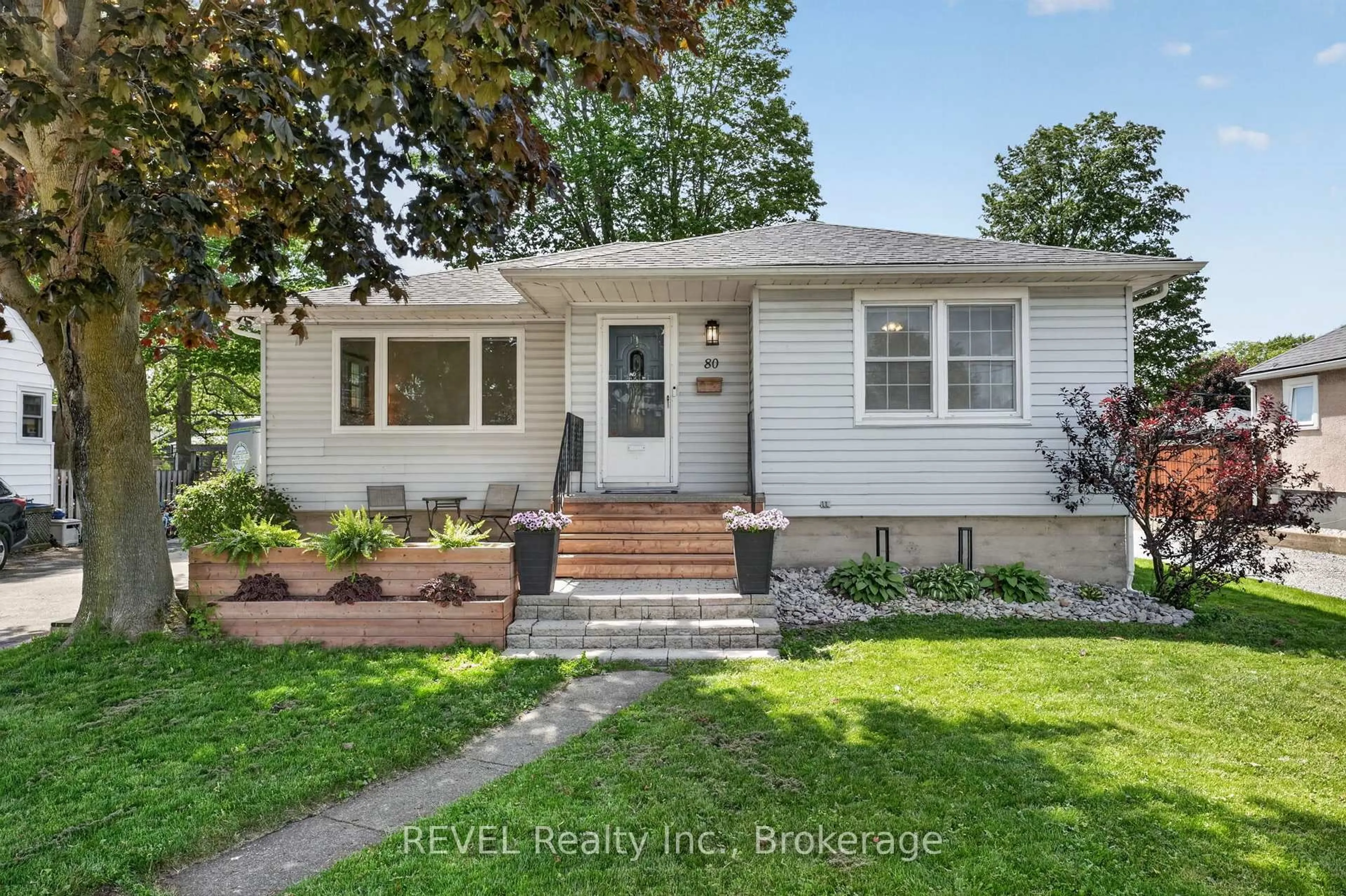 Home with vinyl exterior material, street for 80 Linwood Ave, Port Colborne Ontario L3K 5J7