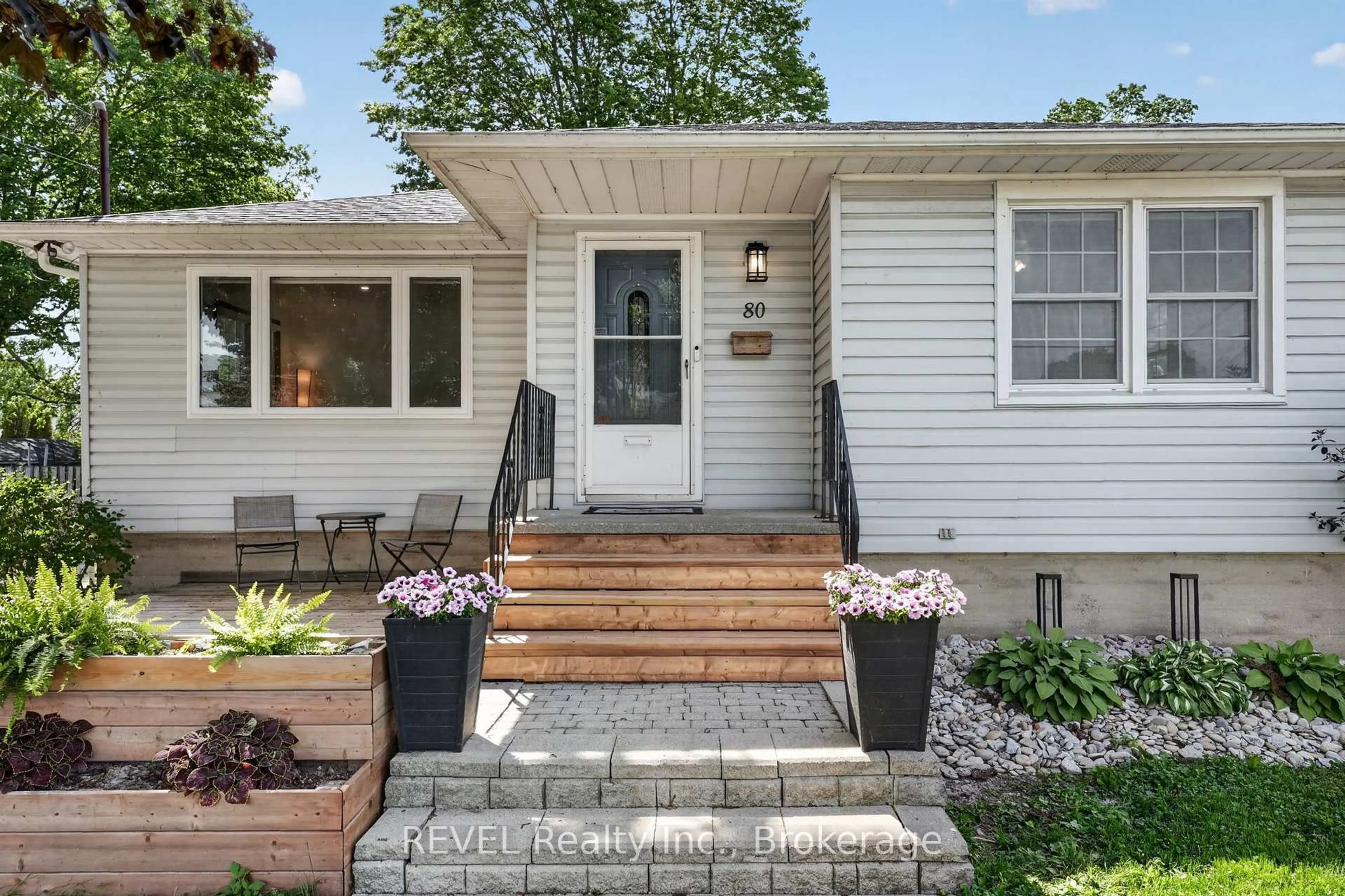 Home with vinyl exterior material, street for 80 Linwood Ave, Port Colborne Ontario L3K 5J7
