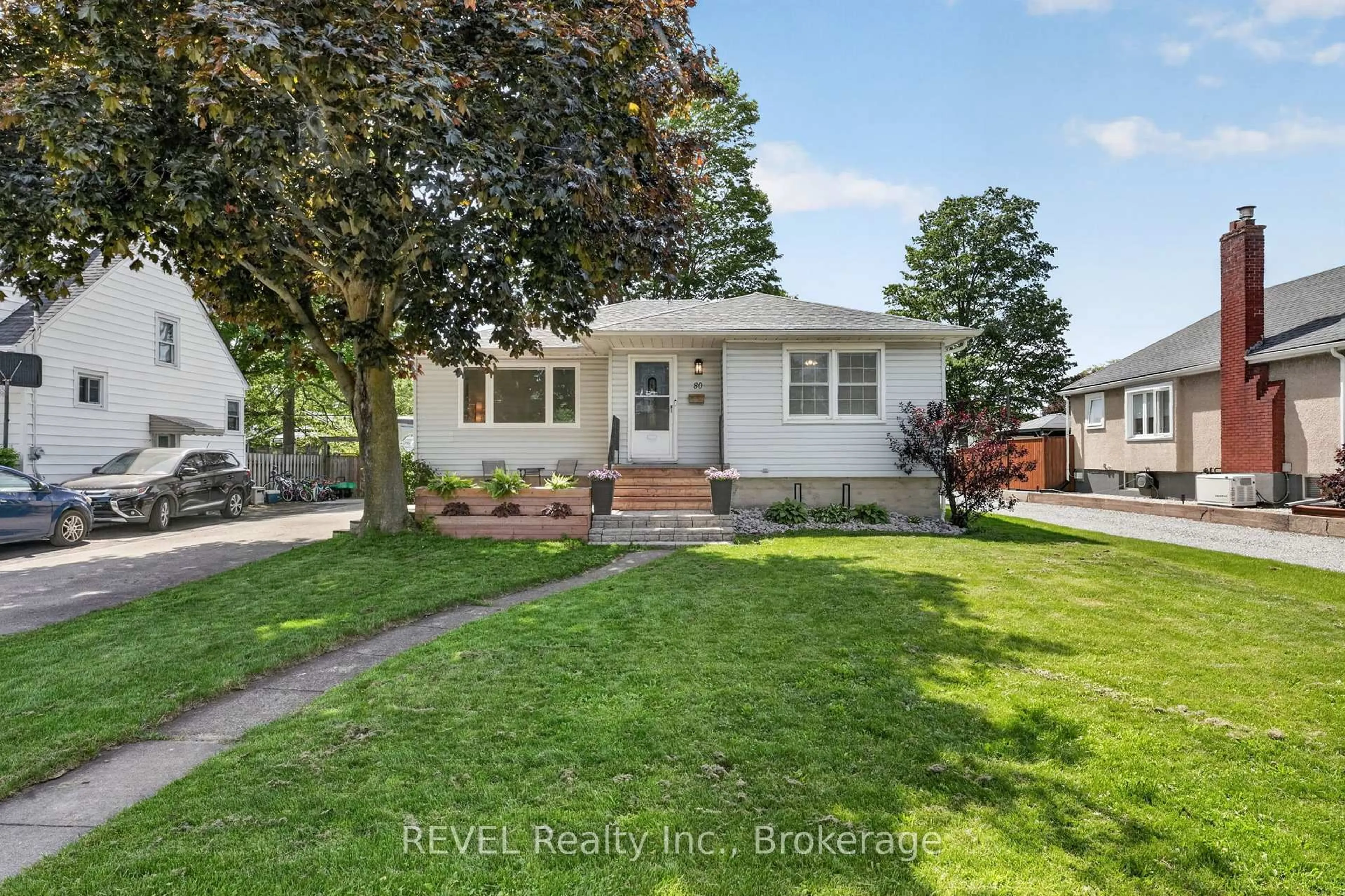 Home with vinyl exterior material, street for 80 Linwood Ave, Port Colborne Ontario L3K 5J7