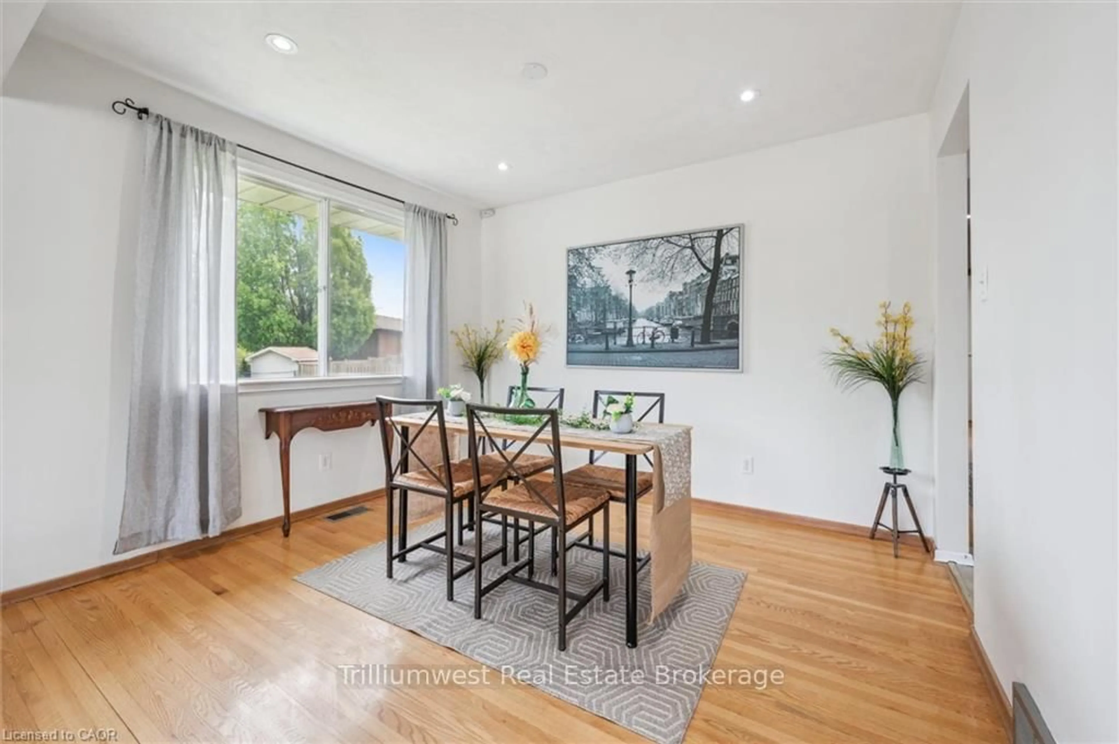 Dining room, wood/laminate floor for 11 Van Horne Pl, Kitchener Ontario N2P 1J8
