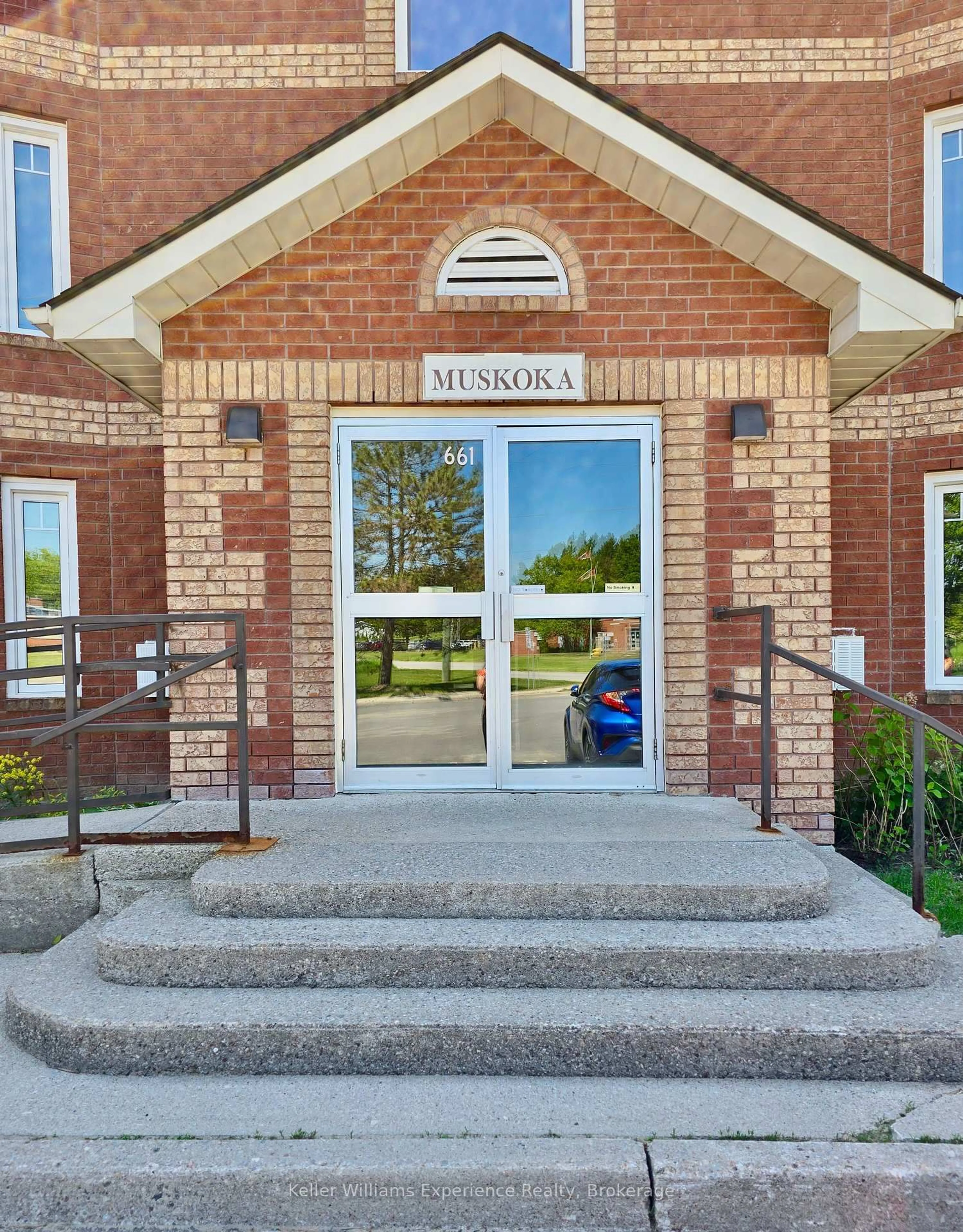 Indoor foyer for 661 Cedar Lane #102C, Bracebridge Ontario P1L 1N9