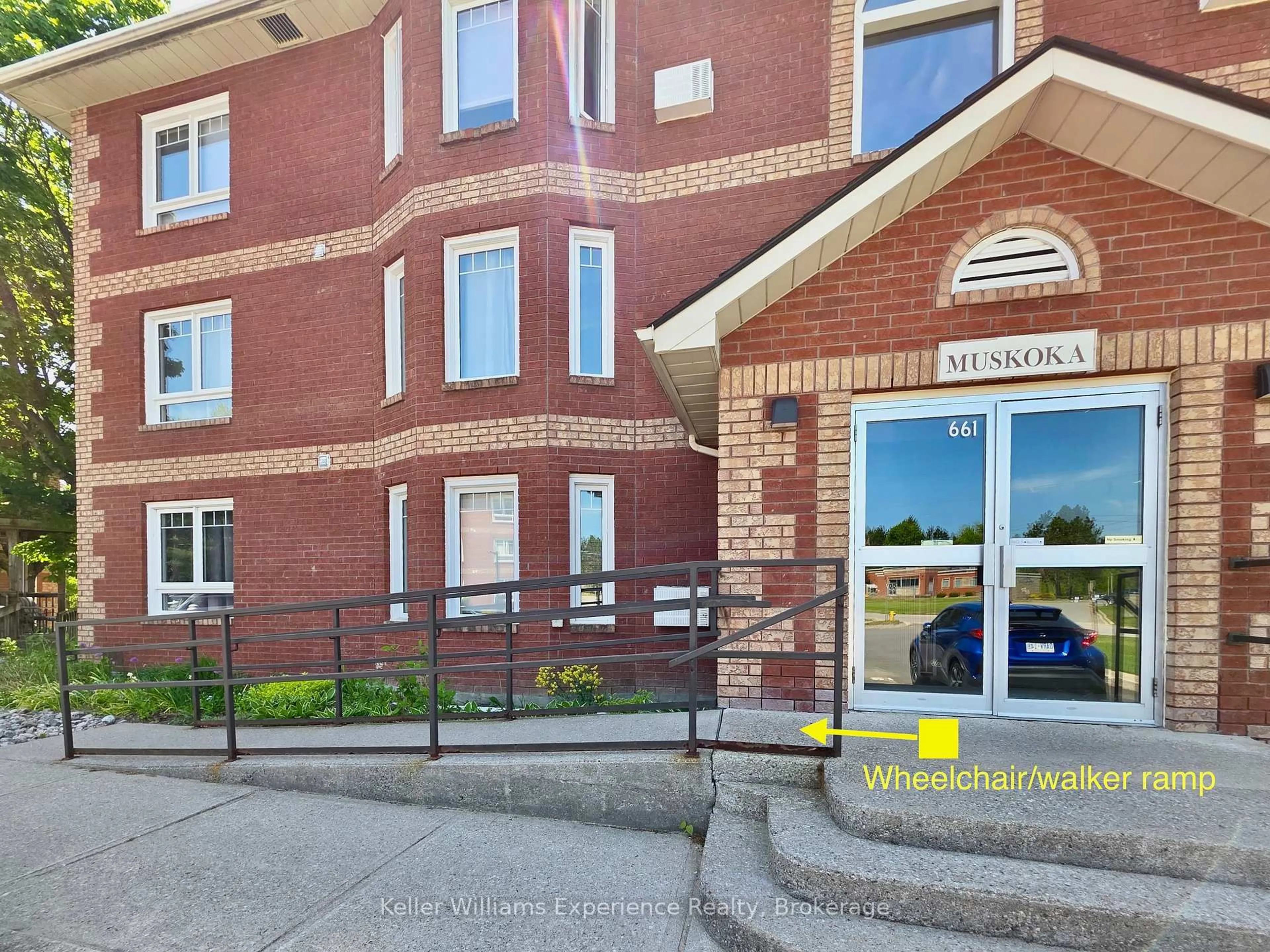 Indoor foyer for 661 Cedar Lane #102C, Bracebridge Ontario P1L 1N9