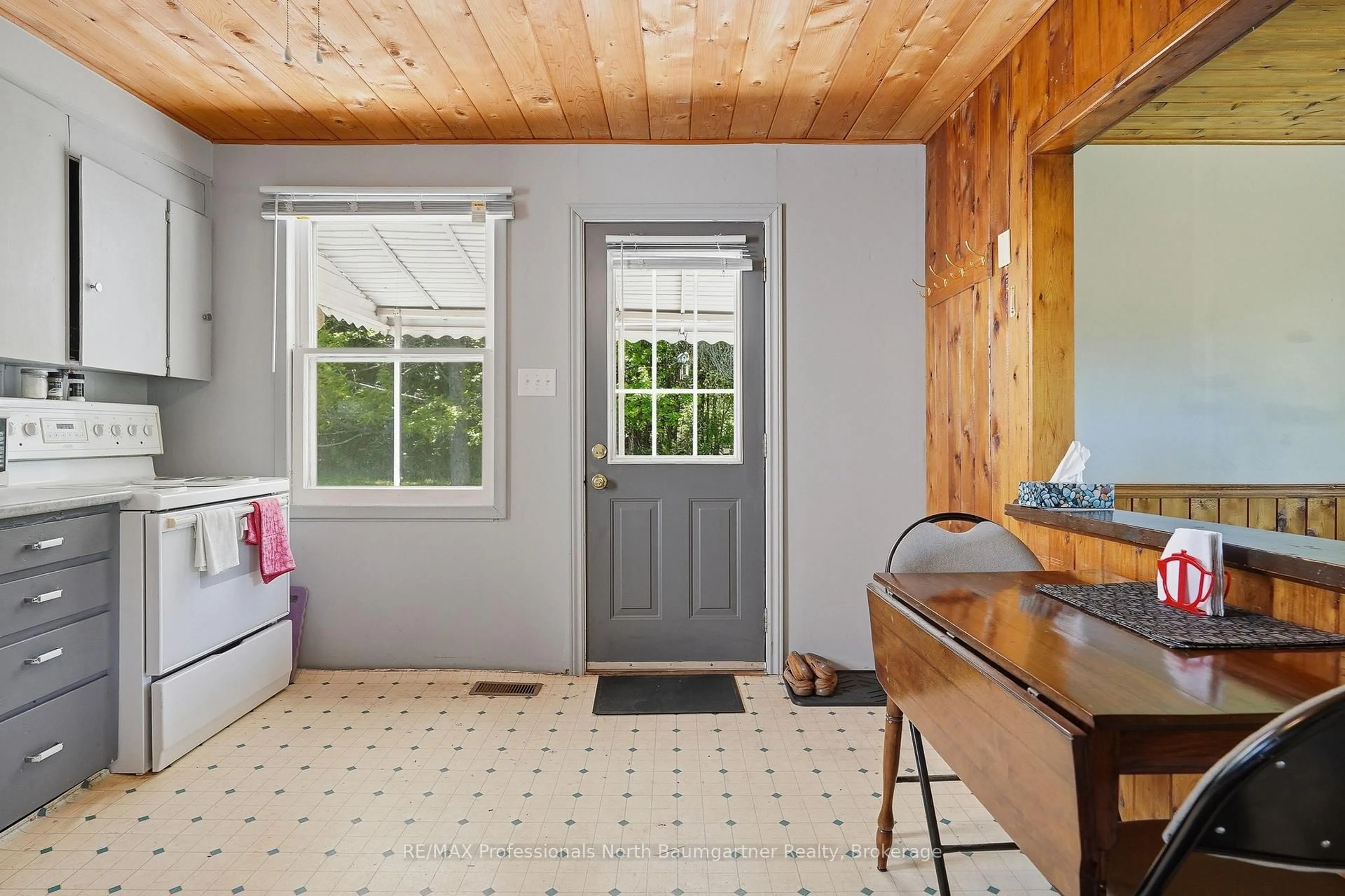 Indoor entryway for 6189 Loop Rd, Highlands East Ontario K0L 2A0