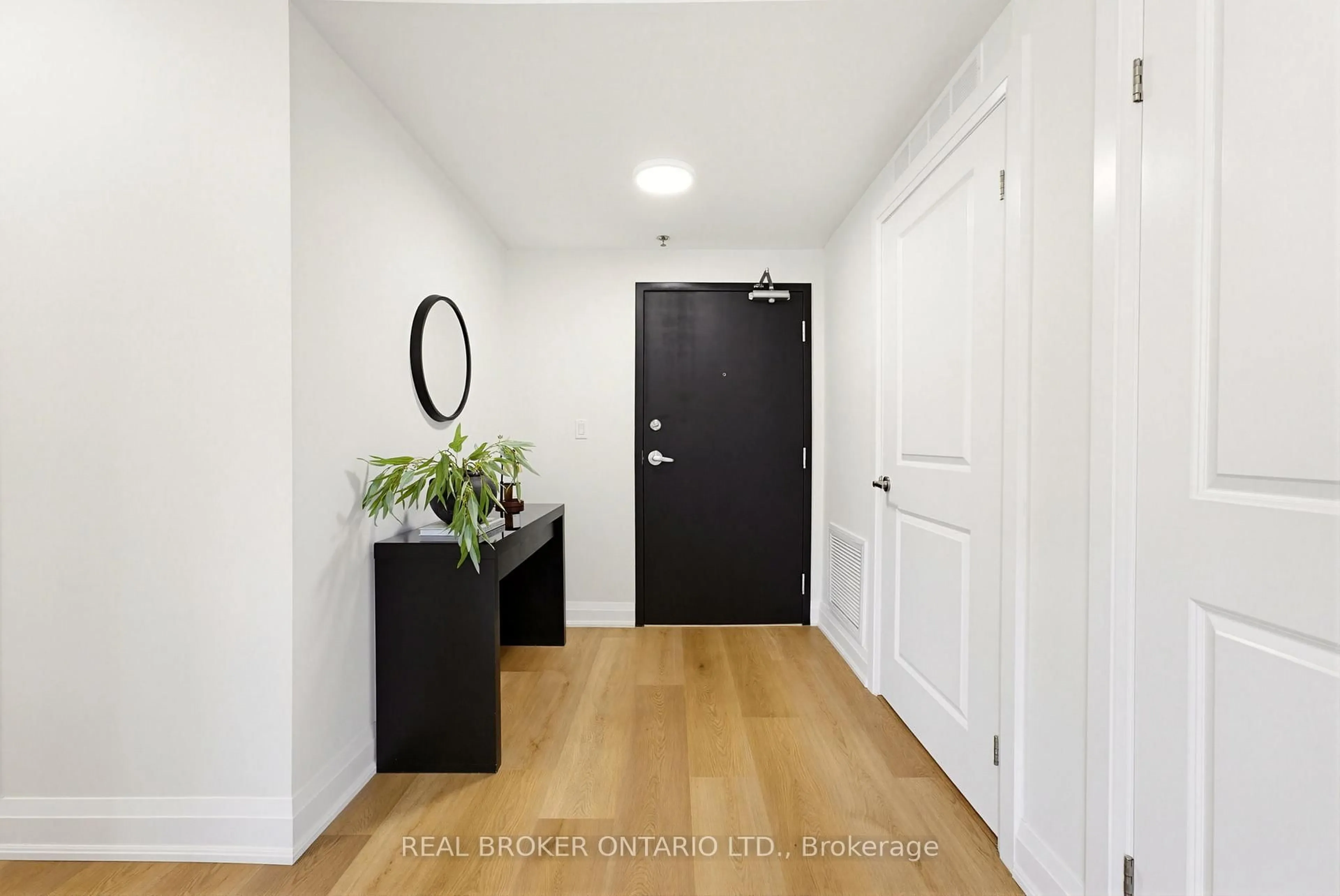 Indoor entryway for 247 Grey Silo Rd #102, Waterloo Ontario N2K 0G7
