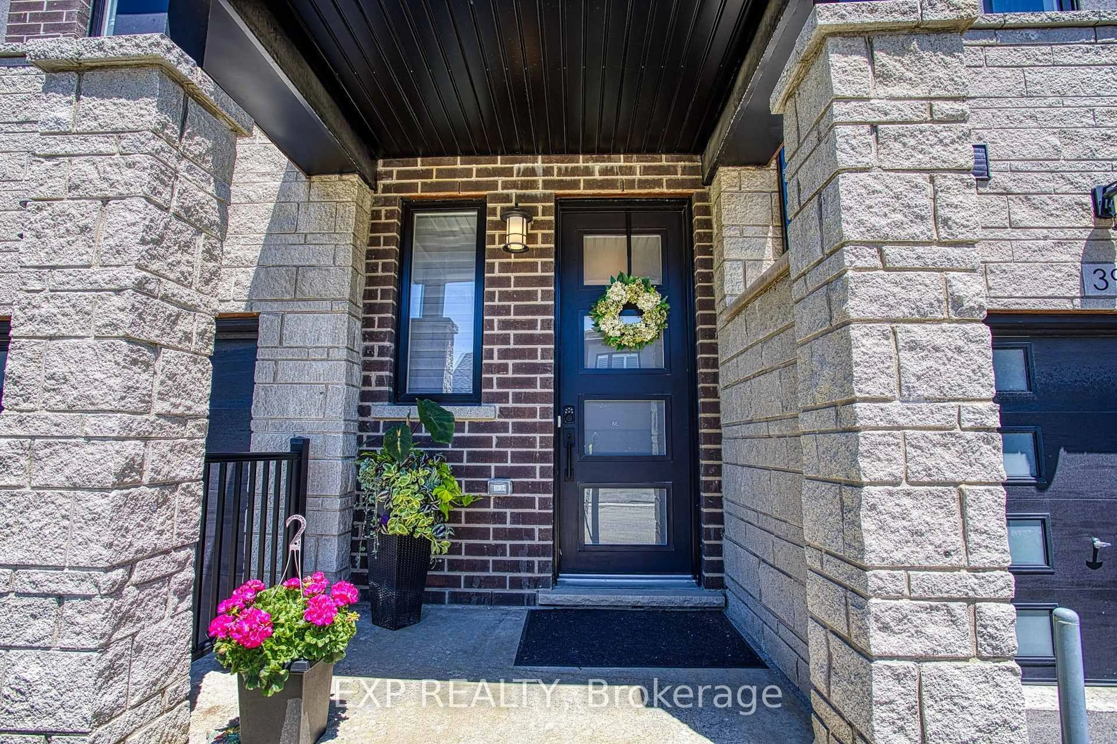 Indoor entryway for 39 Bensley Lane, Hamilton Ontario L9C 0E9
