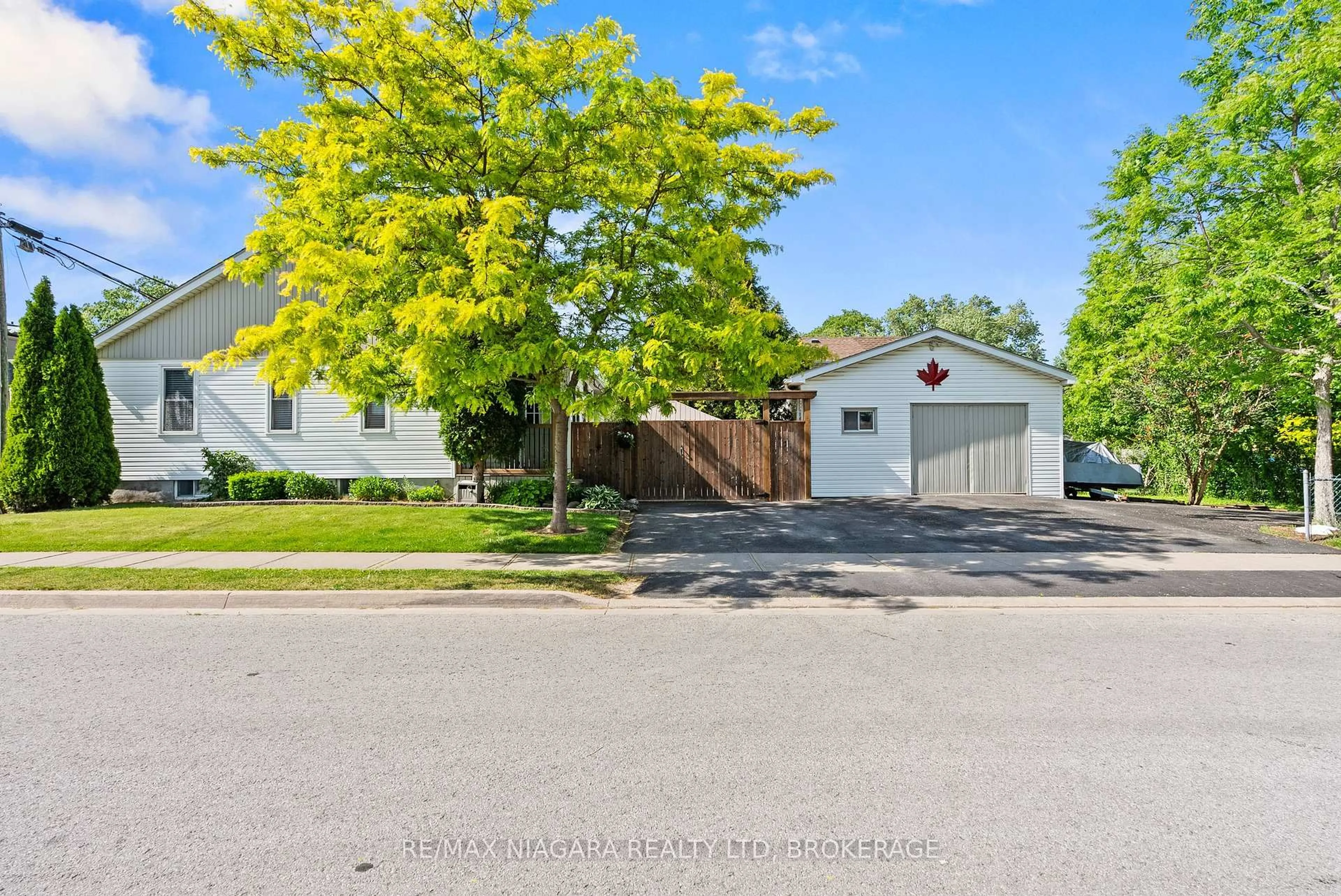 A pic from outside/outdoor area/front of a property/back of a property/a pic from drone, street for 25 MILDRED Ave, St. Catharines Ontario L2R 6J2
