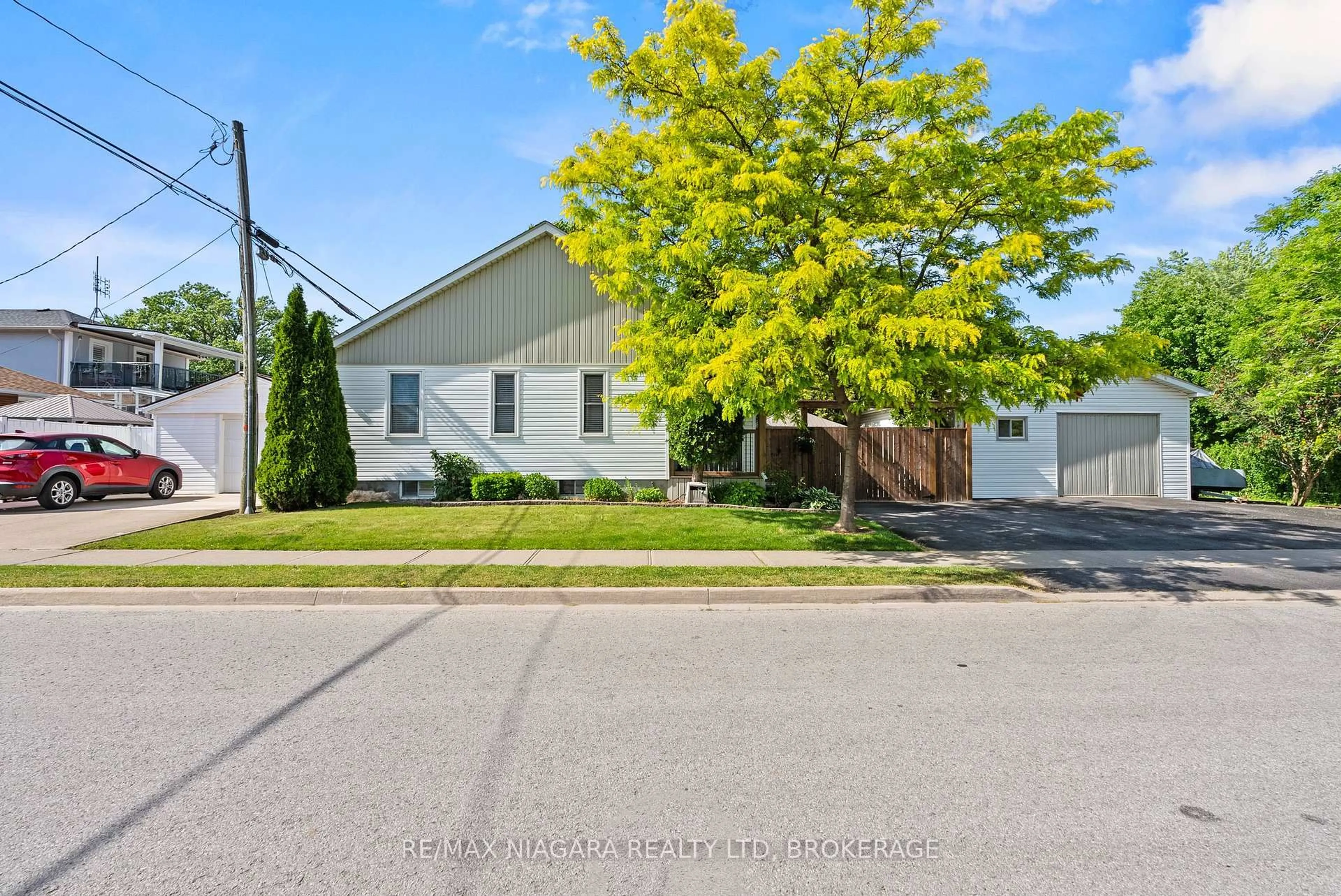 Home with vinyl exterior material, street for 25 MILDRED Ave, St. Catharines Ontario L2R 6J2
